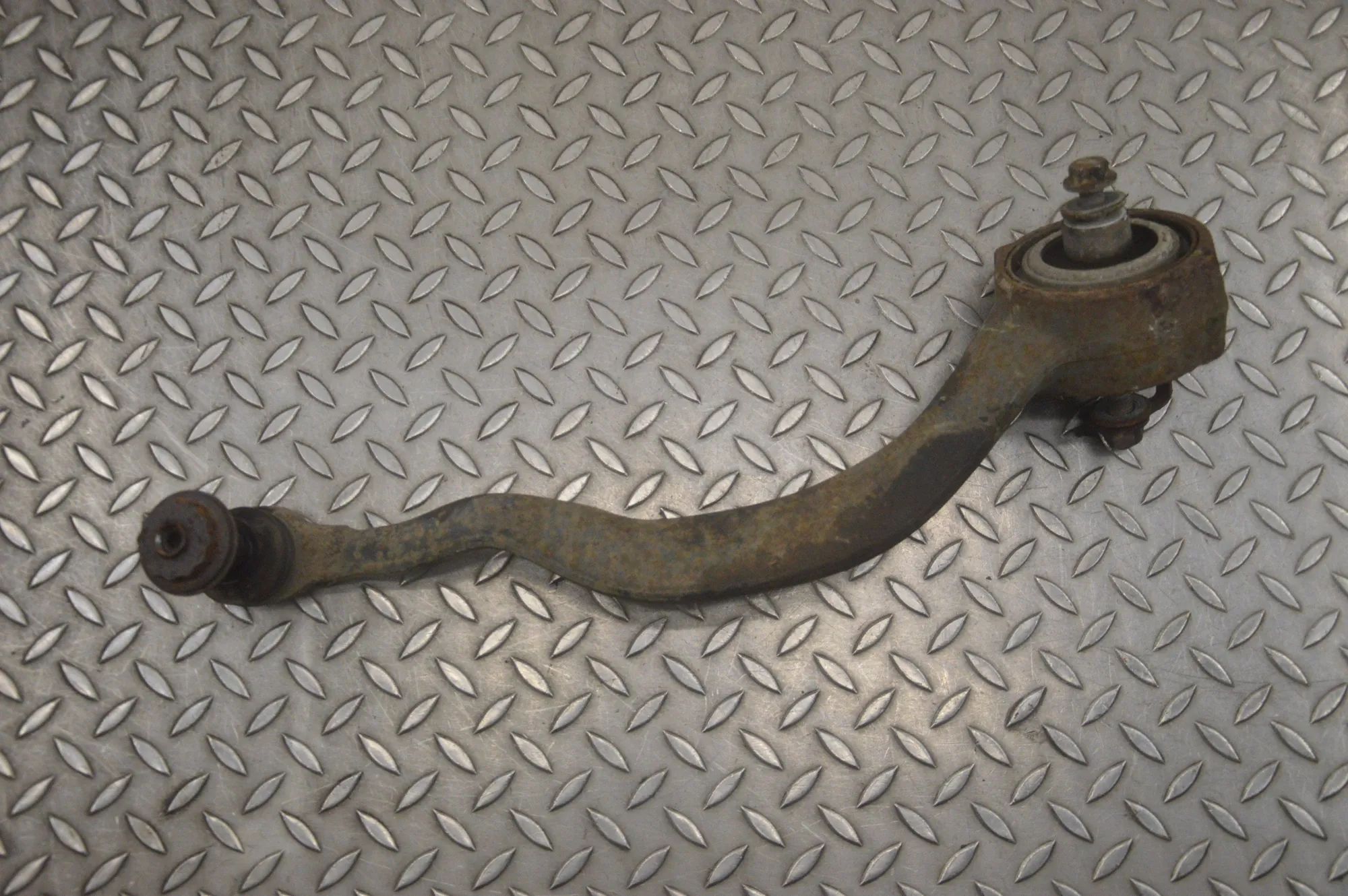 Land Rover Discovery Front Right Curved Control Arm Front Right Curved Control Arm — LAND ROVER DIS...
