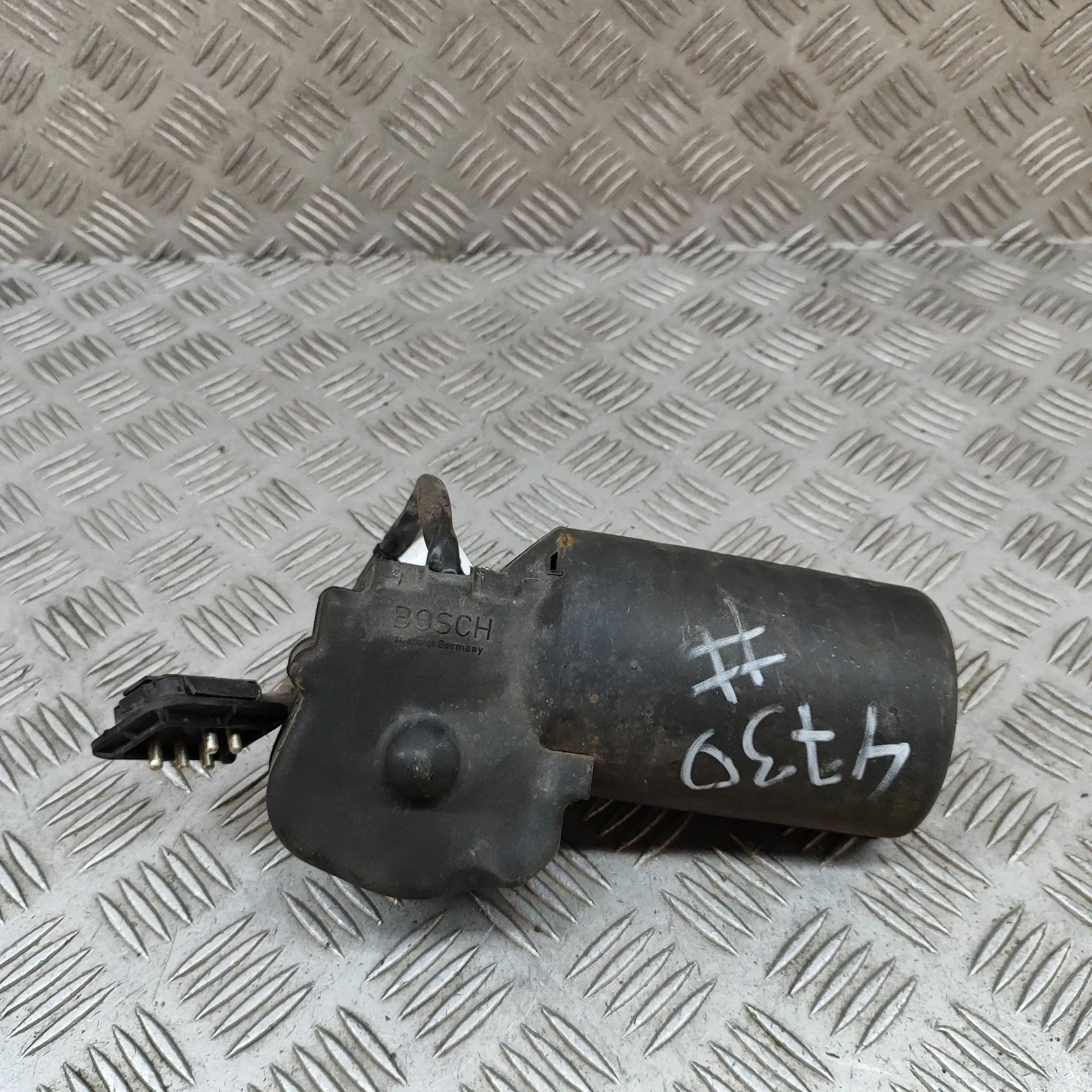 Mercedes-Benz 200 - 300 (W123) Front Windshield Wiper Mechanism Front Windshield Wiper Mechanism — MERCEDES BEN...
