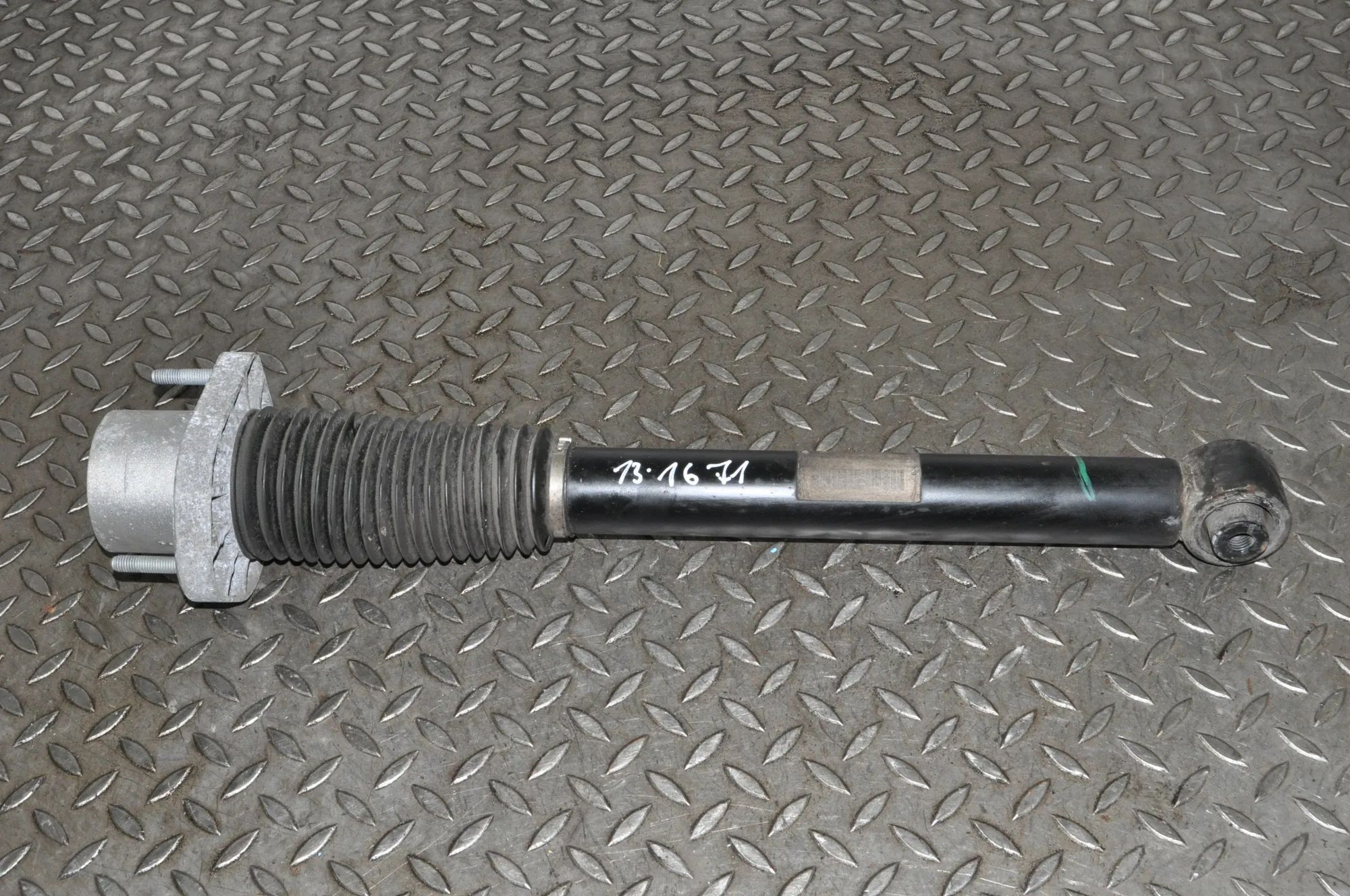 Land Rover Range Rover Sport (L494) Shock absorber — rear right Shock absorber — rear right — LAND ROVER RANGE ...