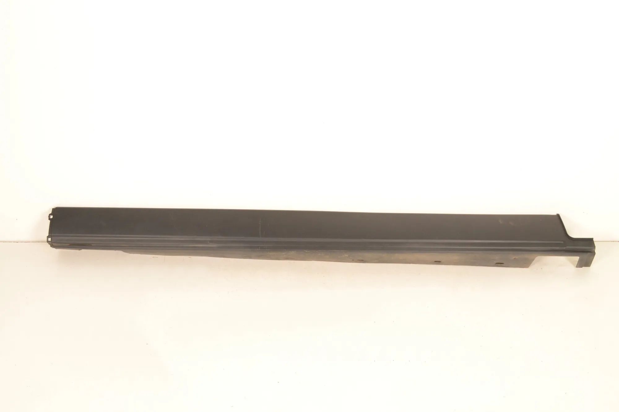 Land Rover Range Rover (L405) Right Side Plastic Sideskirt Cover Right Side Plastic Sideskirt Cover — LAND ROVER...