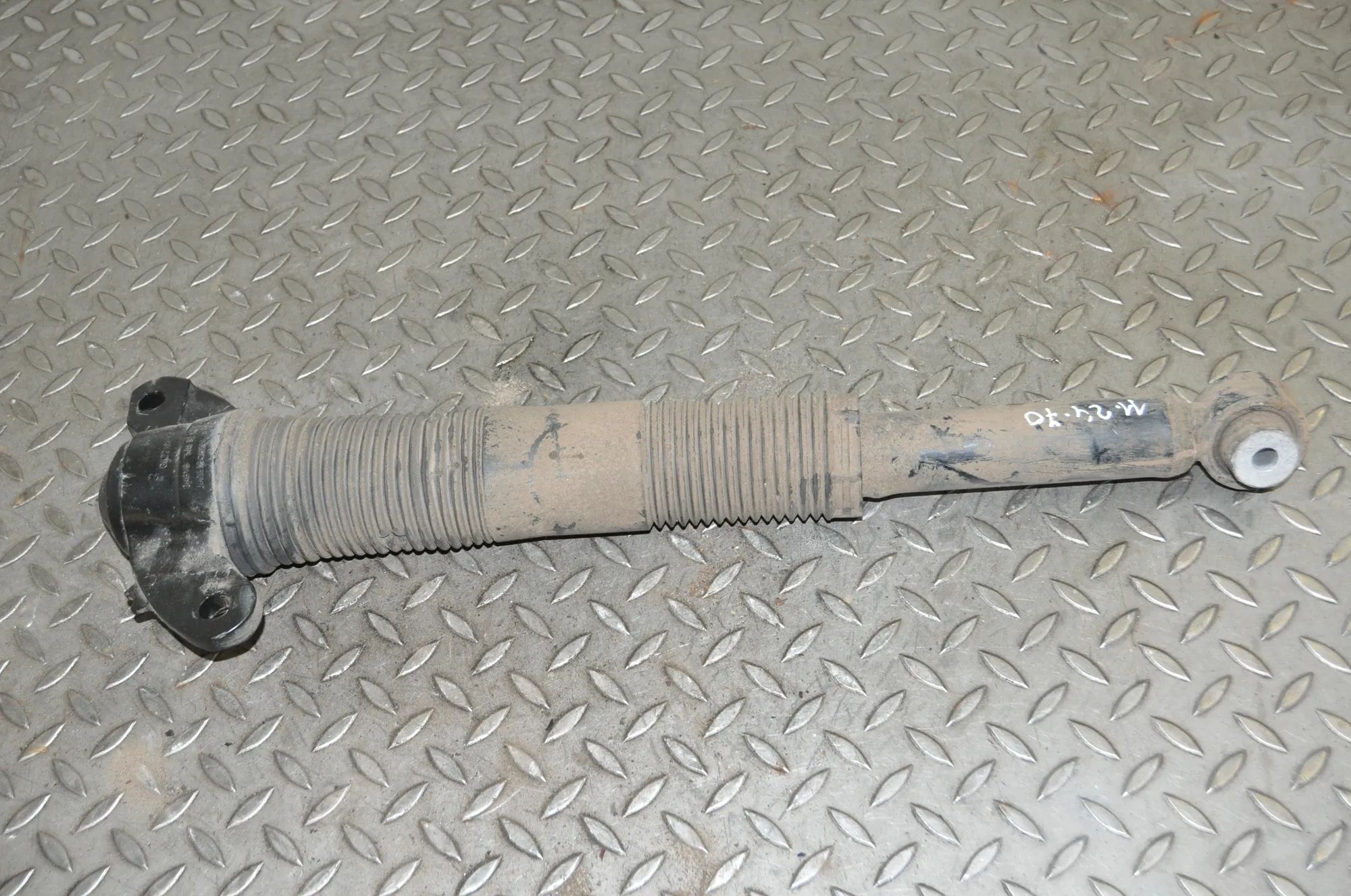 Land Rover Discovery Sport Shock absorber — rear right Shock absorber — rear right — LAND ROVER DISCOV...