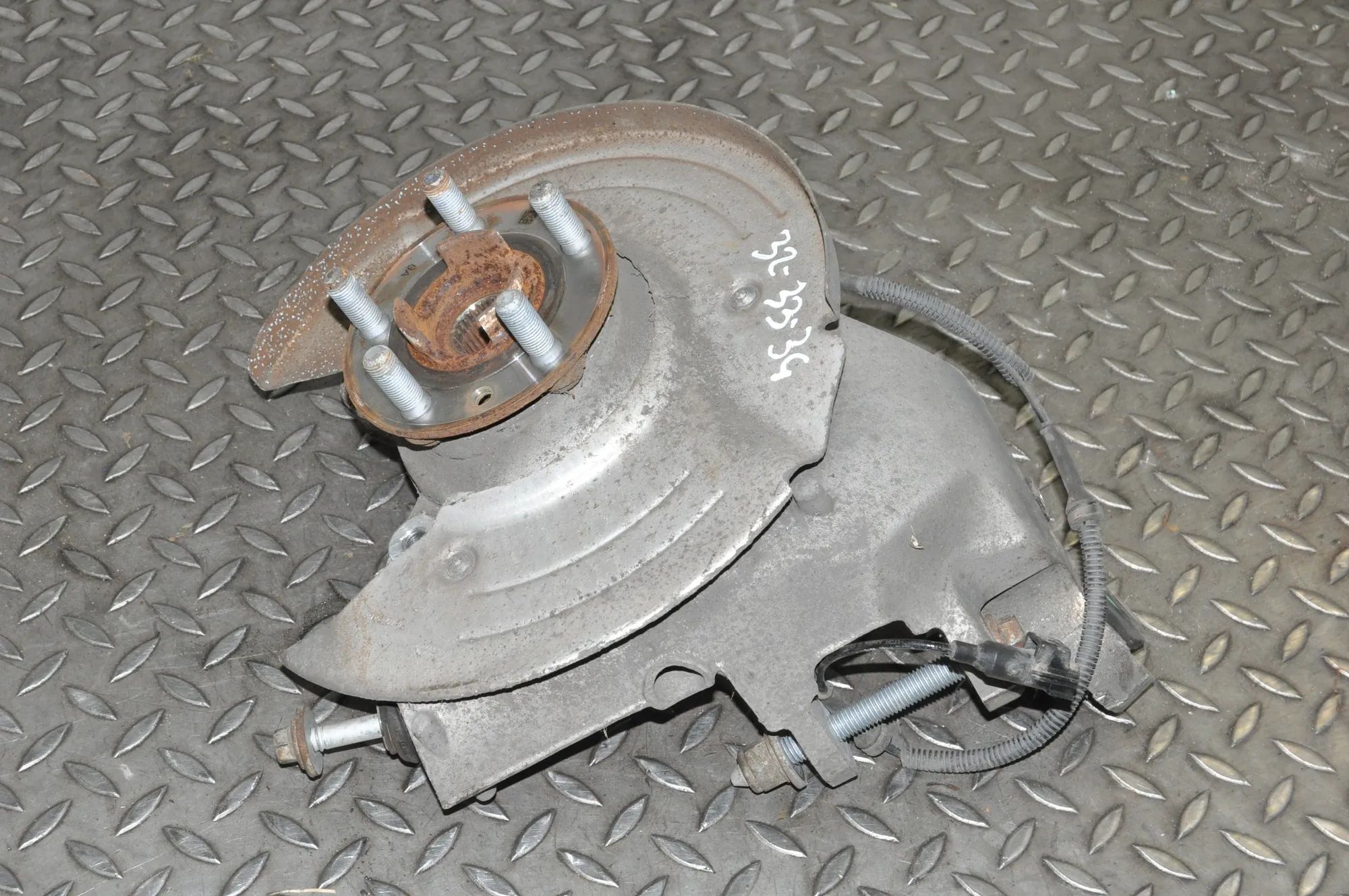 Land Rover Discovery Sport Rear Right Wheel Hub Rear Right Wheel Hub — LAND ROVER DISCOVERY SPO...