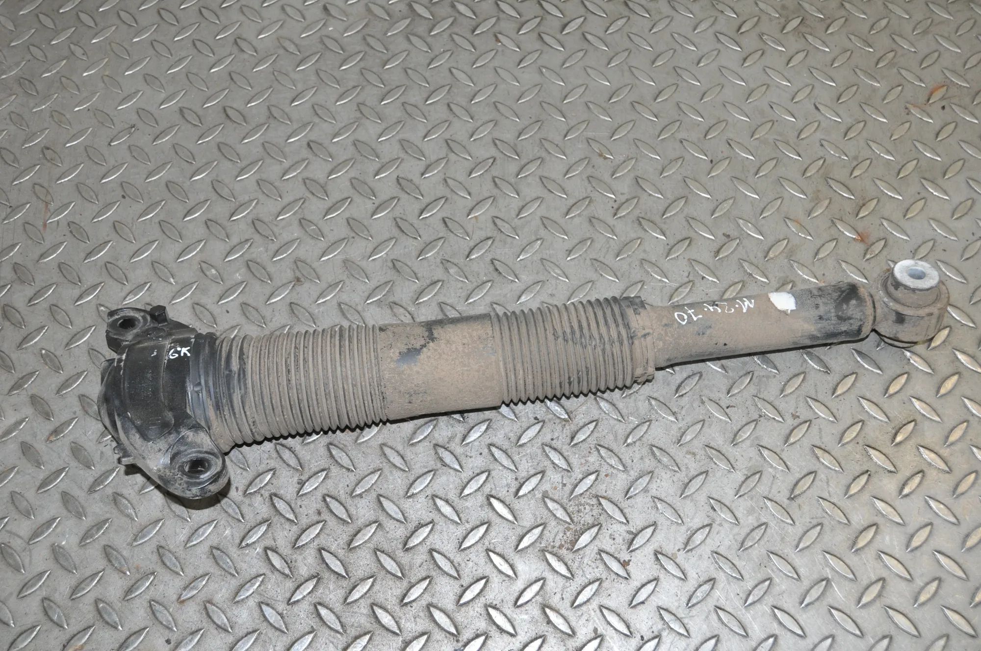 Land Rover Discovery Sport Rear Left Shock Absorber Rear Left Shock Absorber — LAND ROVER DISCOVERY...