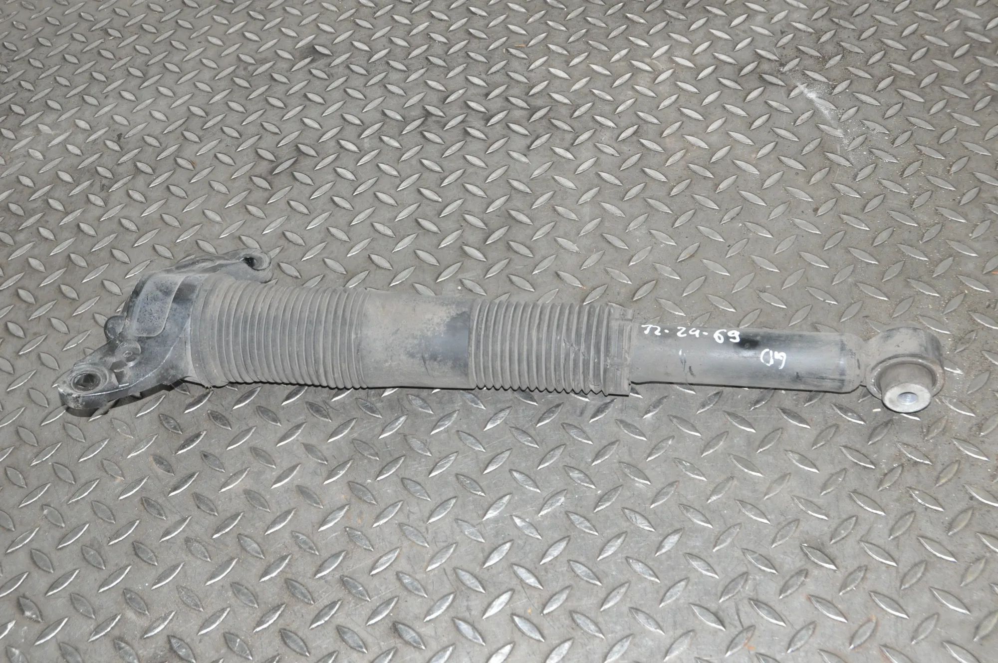 Land Rover Discovery Sport Shock absorber — rear right Shock absorber — rear right — LAND ROVER DISCOV...