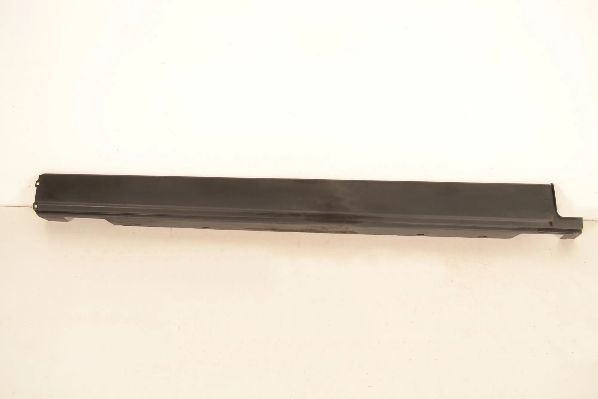 Land Rover Range Rover Sport (L494) Right Side Plastic Sideskirt Cover Right Side Plastic Sideskirt Cover — LAND ROVER...