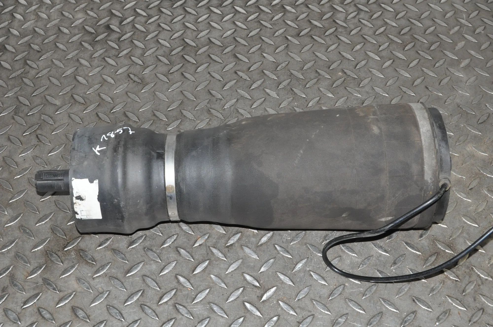 Land Rover Range Rover Sport (L494) Rear Left Air Suspension Spring Bag Rear Left Air Suspension Spring Bag — LAND ROVE...