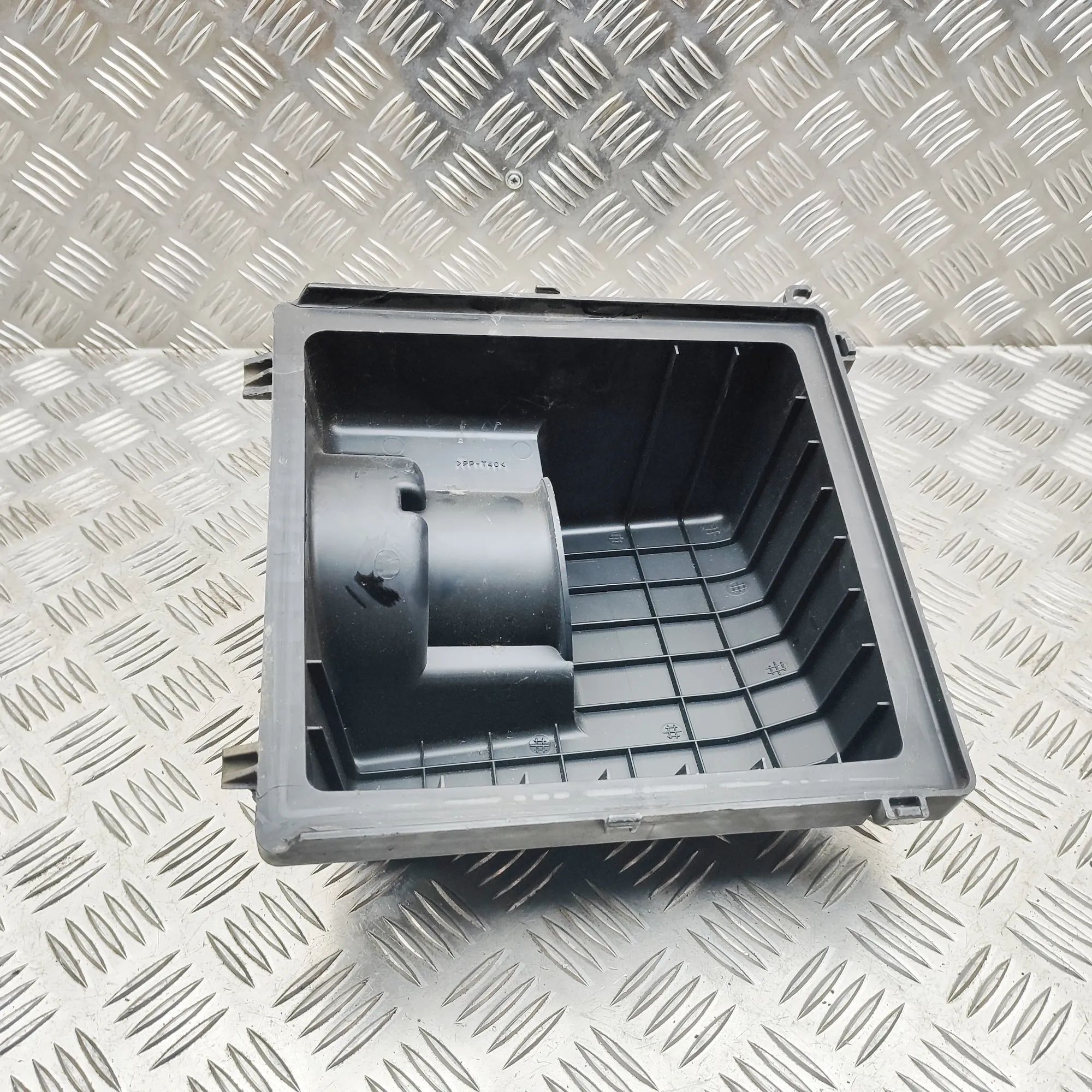 Isuzu D-Max Air filter housing upper section Air filter housing upper section — ISUZU D-MAX ...
