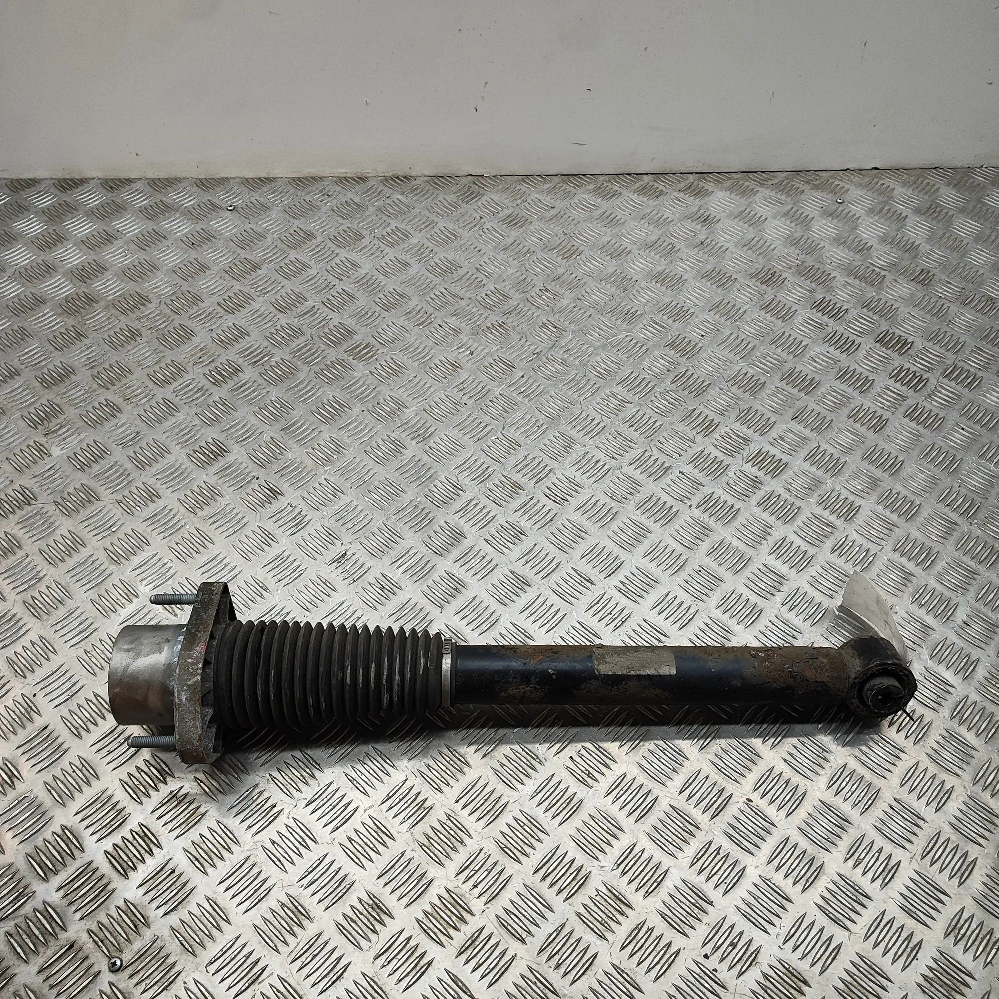 Land Rover Range Rover Sport (L494) Shock absorber — rear left Shock absorber — rear left — LAND ROVER RANGE R...