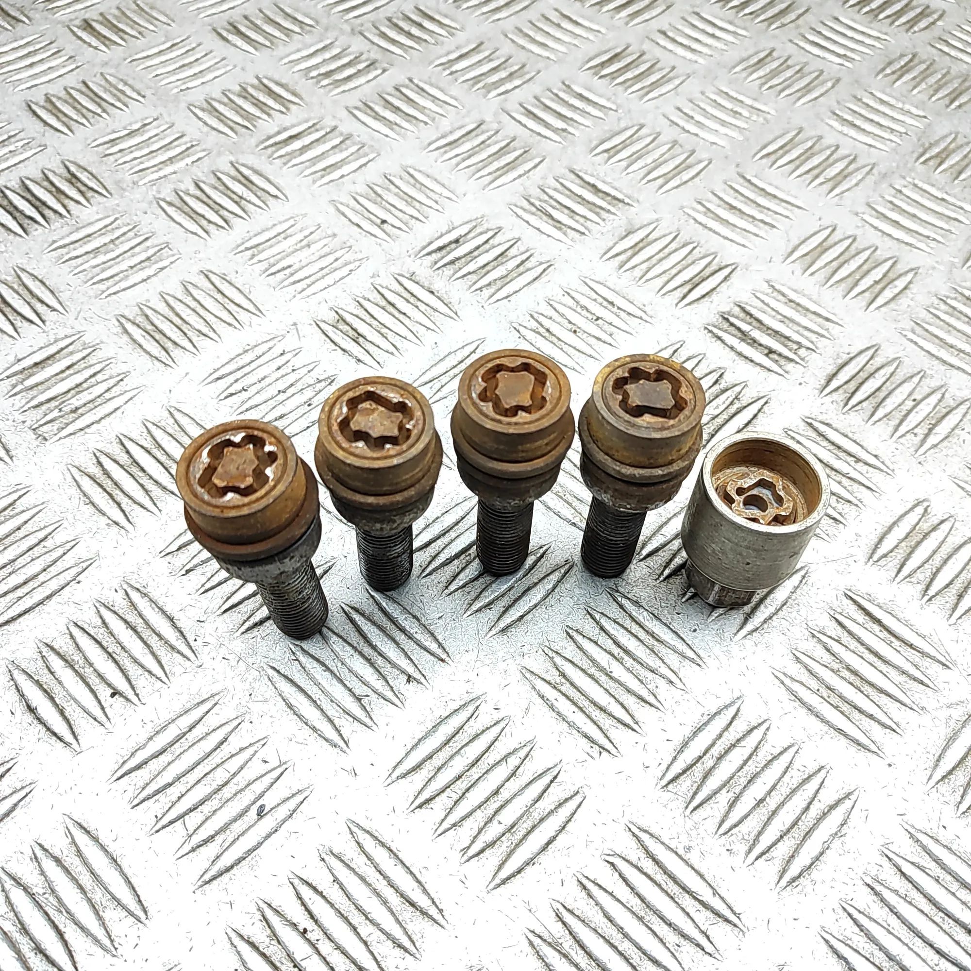 Volkswagen Transporter (T5, Caravelle, Multivan) Locking wheel bolt set Locking wheel bolt set — VW TRANSPORTER (V T5 V...