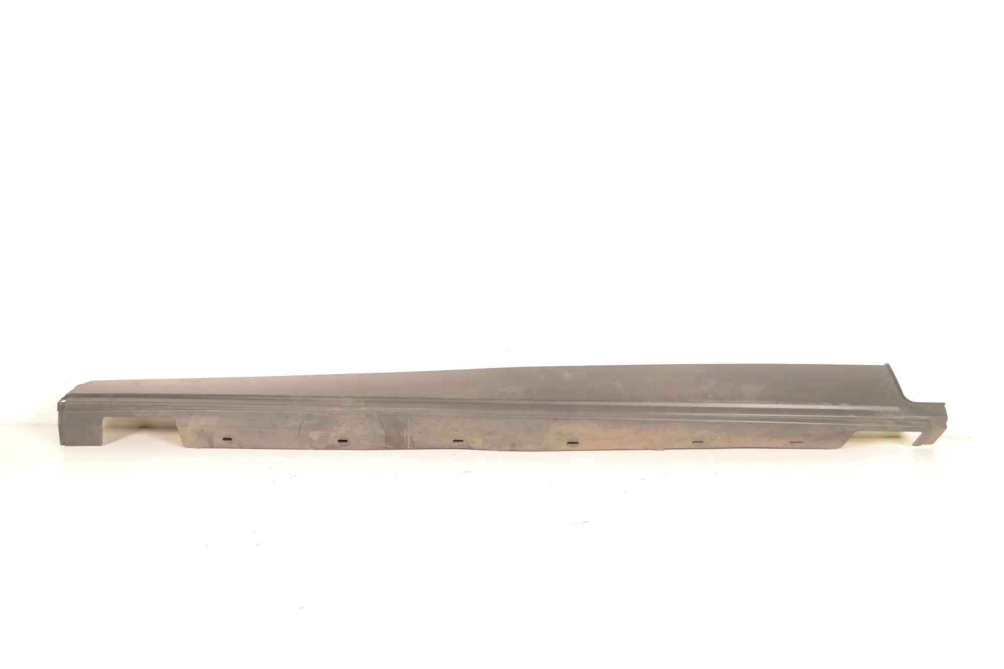 Land Rover Discovery Right Side Plastic Sideskirt Cover Right Side Plastic Sideskirt Cover — LAND ROVER...