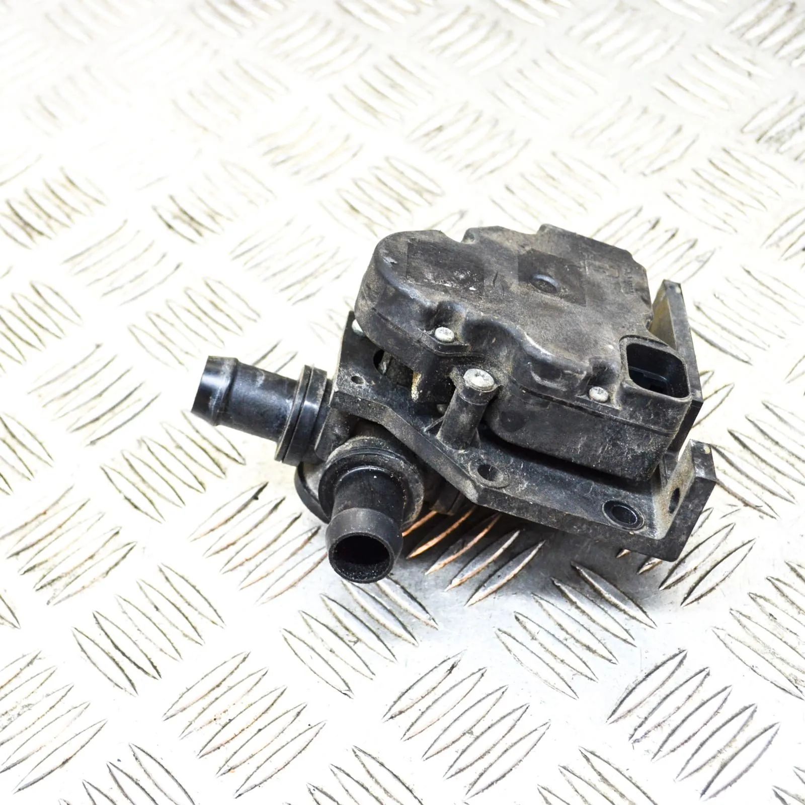 Tesla Model S Auxiliary Water Pump