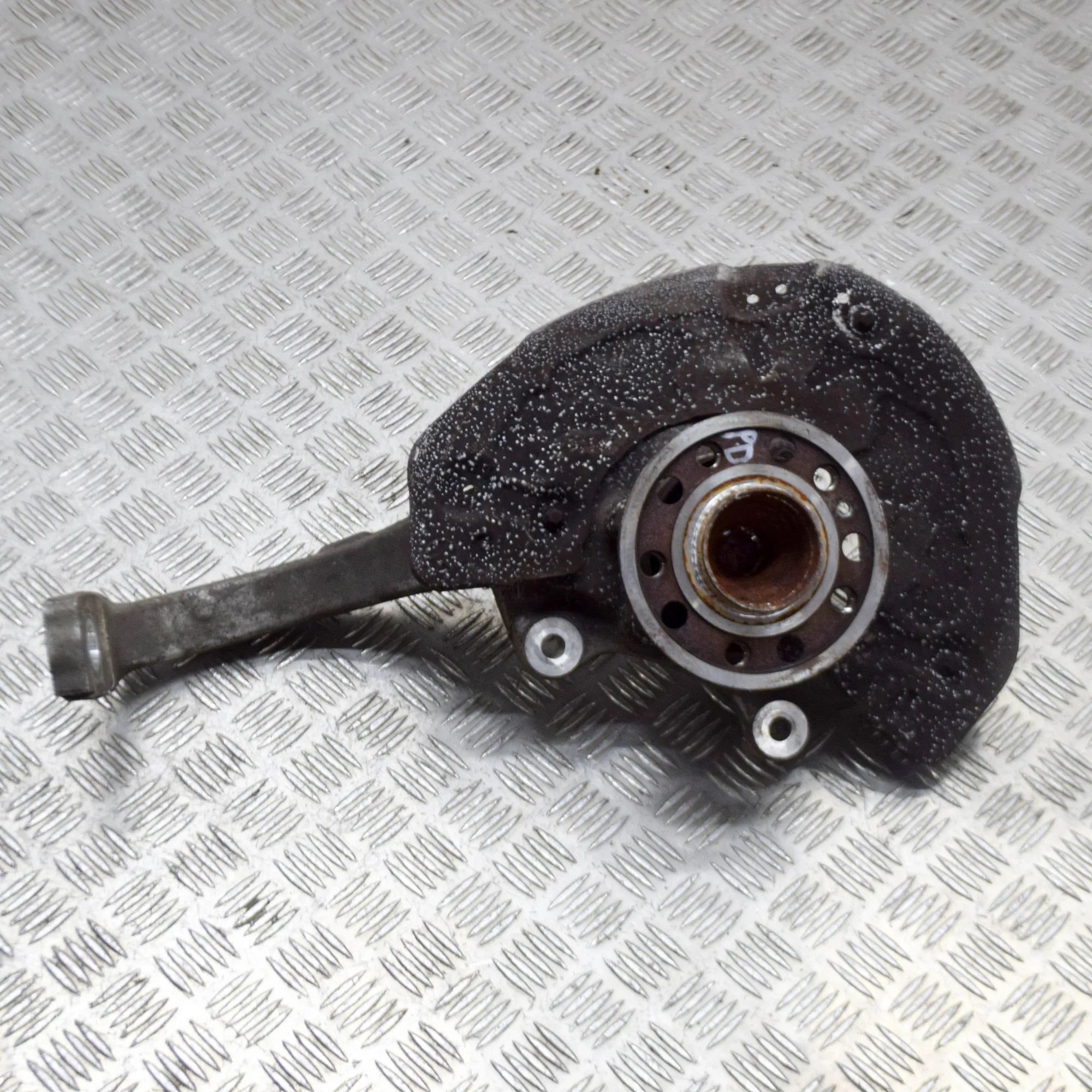Mercedes-Benz A (W176) Front Right Wheel Hub Front Right Wheel Hub — MERCEDES BENZ C-CLASS C...