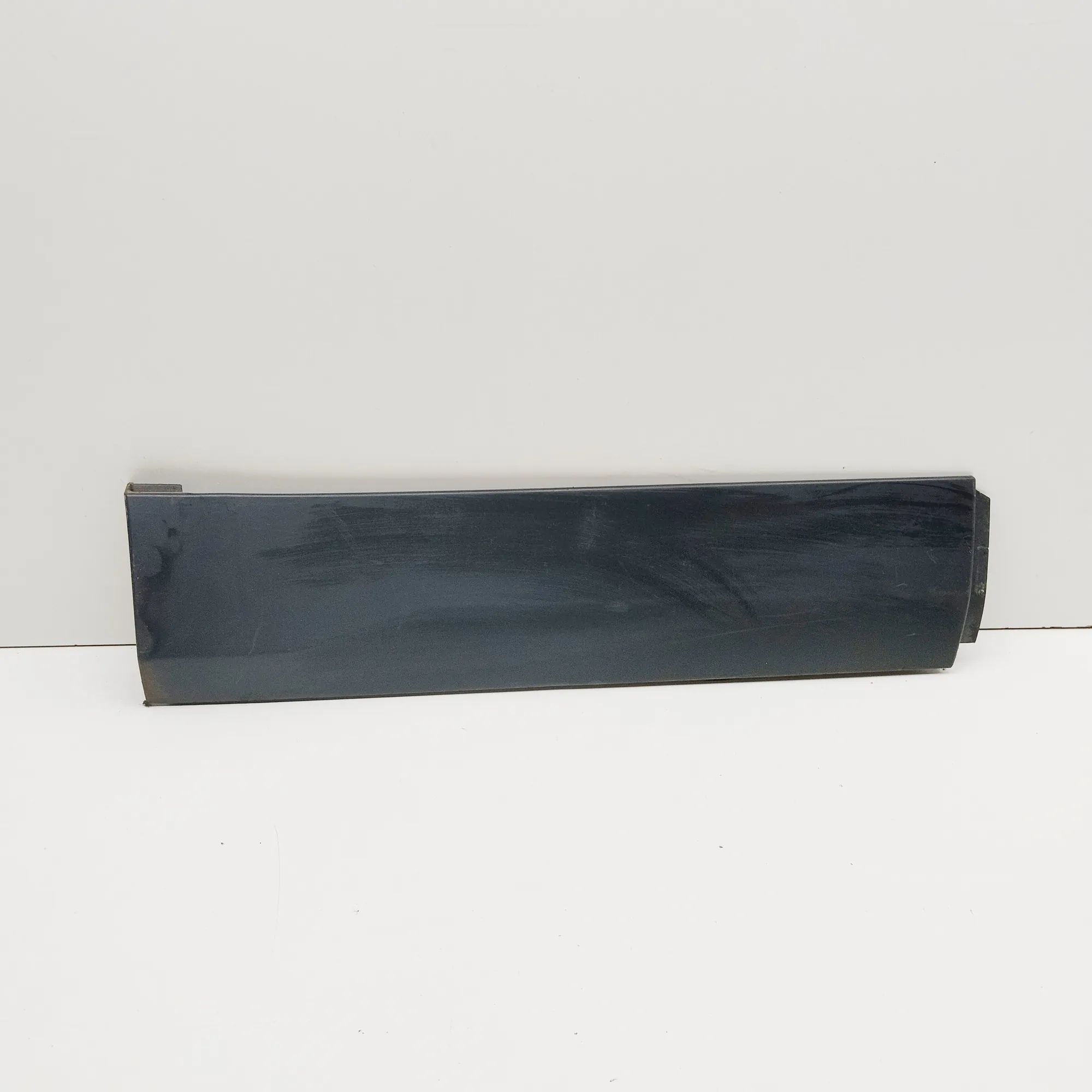 Land Rover Discovery Sport Lower door moulding — rear — right Lower door moulding — rear — right — LAND ROVER...