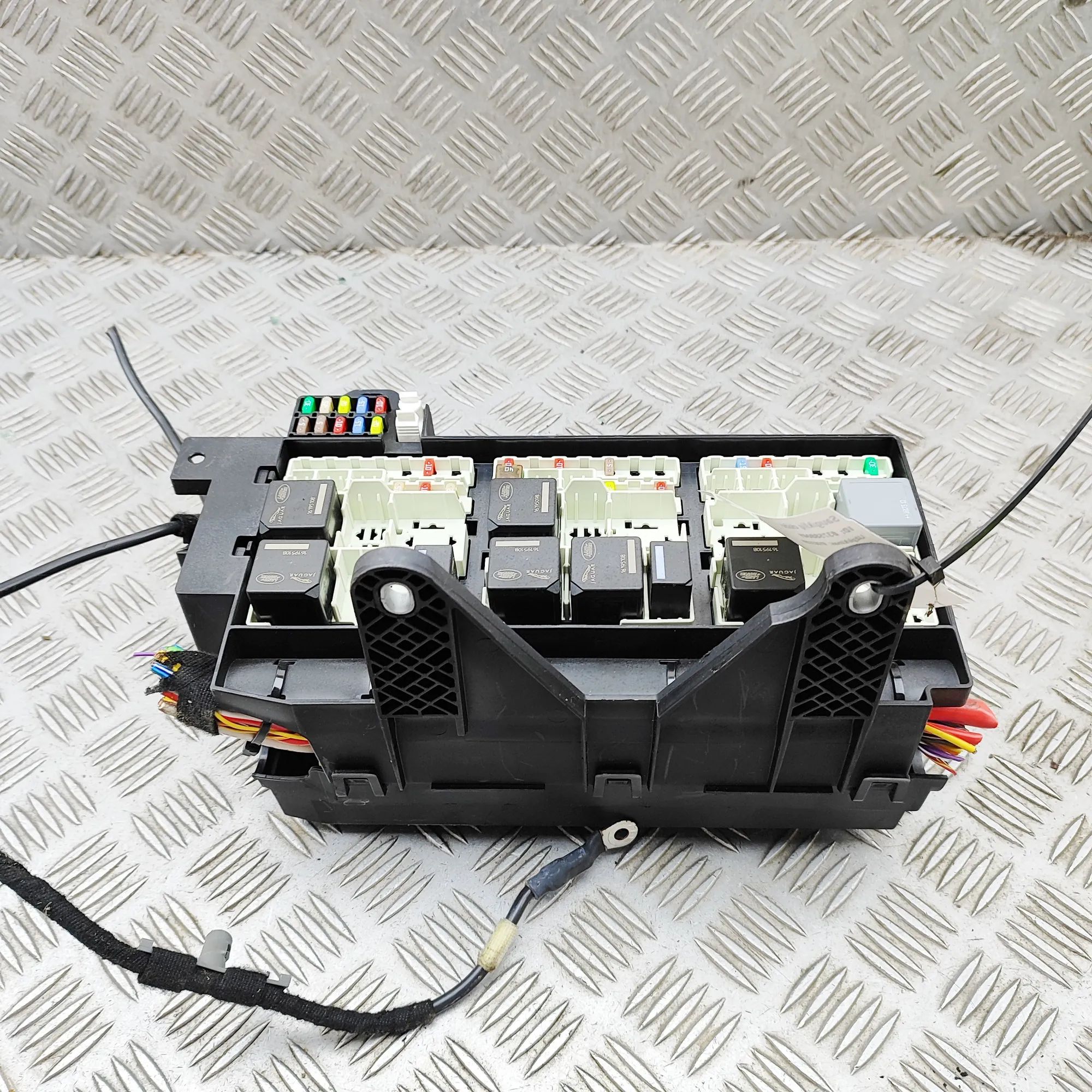 Jaguar XE Fuse box Fuse box — JAGUAR XE (X760) (2015-...) — GX73-1...