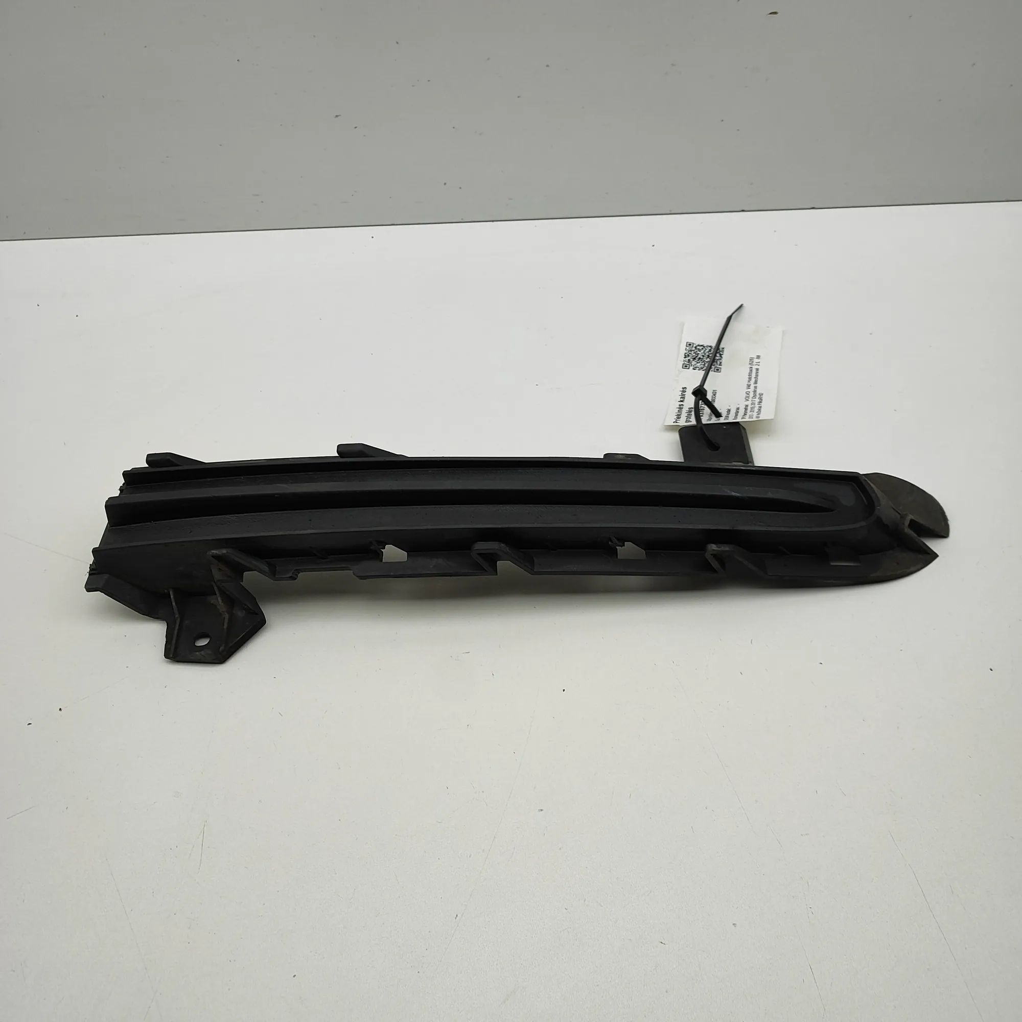 Volvo V40 Grille — front — left Grille — front — left — VOLVO V40 (Hatchback) (...