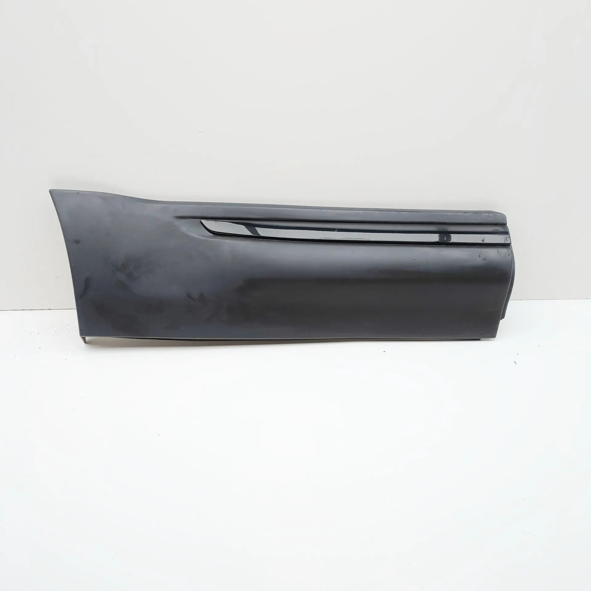 Land Rover Range Rover Evoque Lower door moulding — rear — right Lower door moulding — rear — right — LAND ROVER...