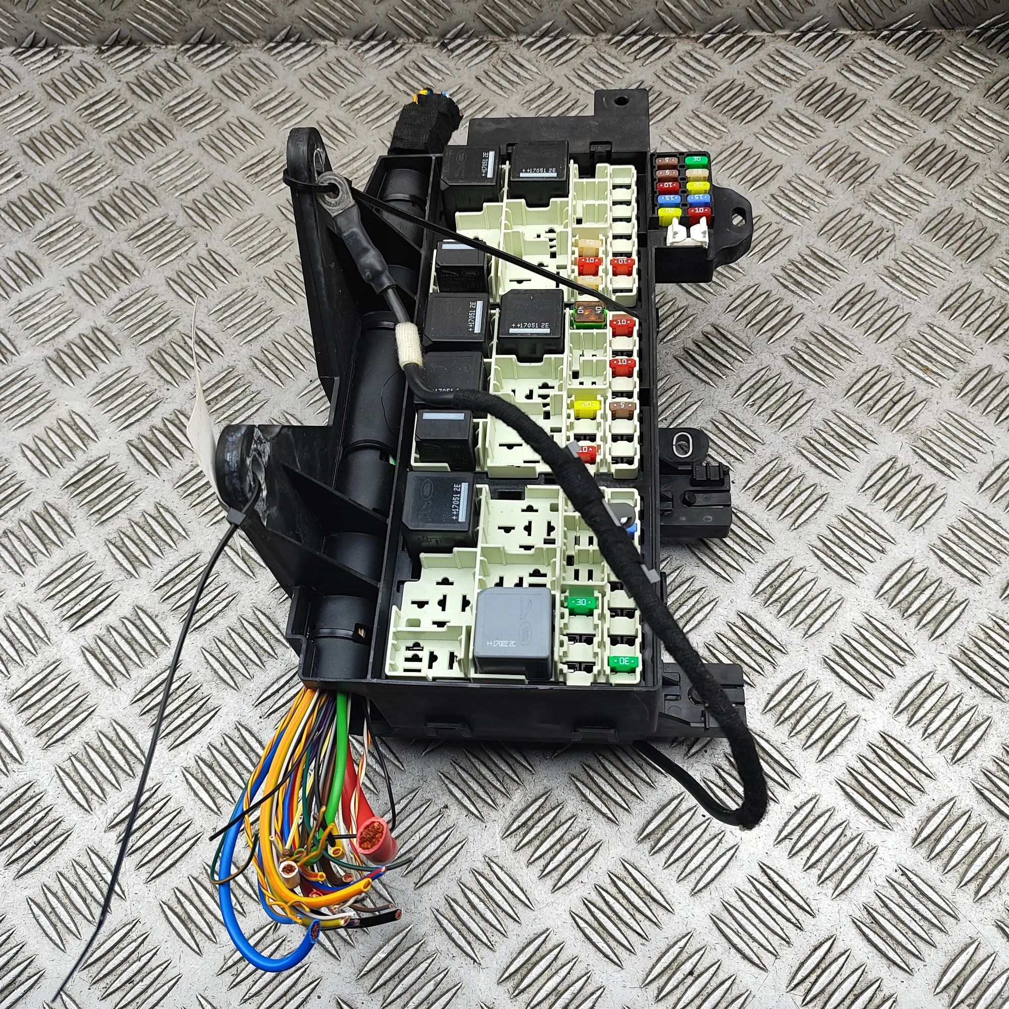 Jaguar XE Fuse box Fuse box — JAGUAR XE (X760) (2015-...) — GX73-1...