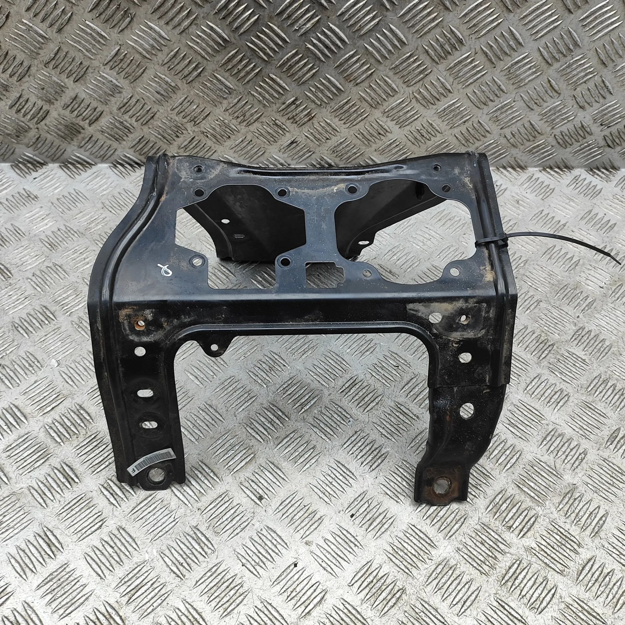 Nissan Leaf Bracket Bracket — NISSAN LEAF (ZE1) (2017-...) — 62550-...