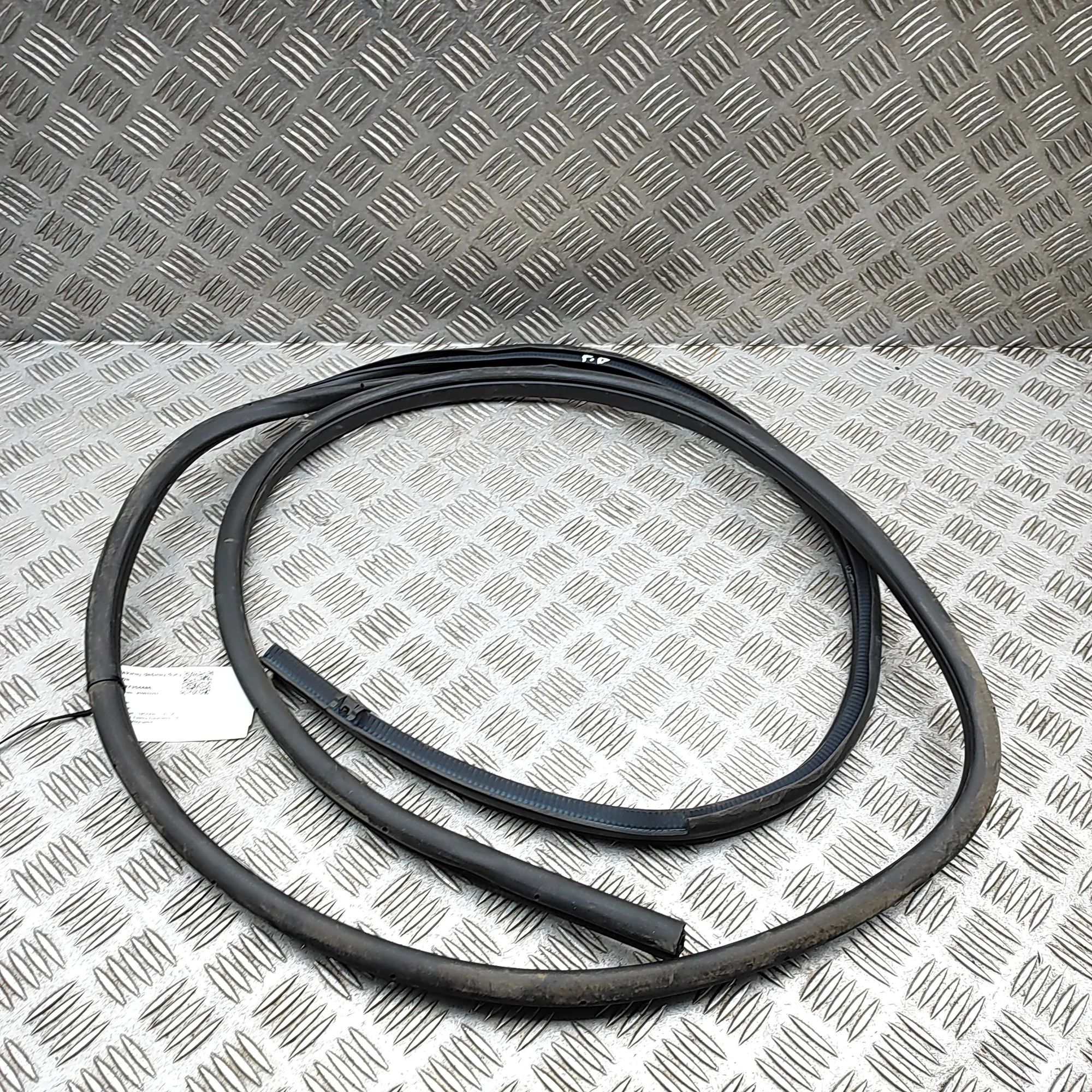 Nissan Leaf Door rubber seal — front right Door rubber seal — front right — NISSAN LEAF (Z...