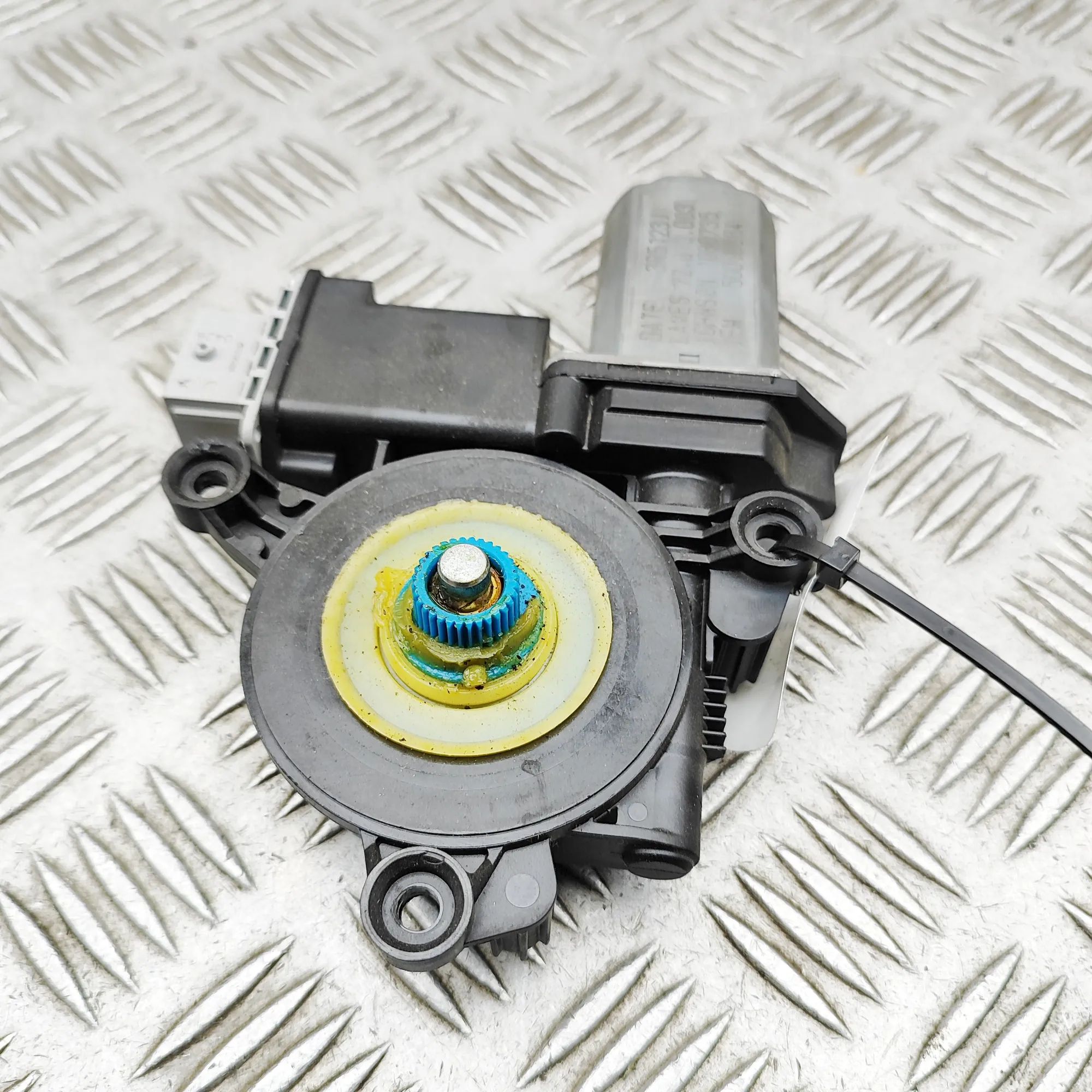 Alfa-Romeo Giulietta (940) Door window regulator motor — front left Door window regulator motor — front left — ALFA...