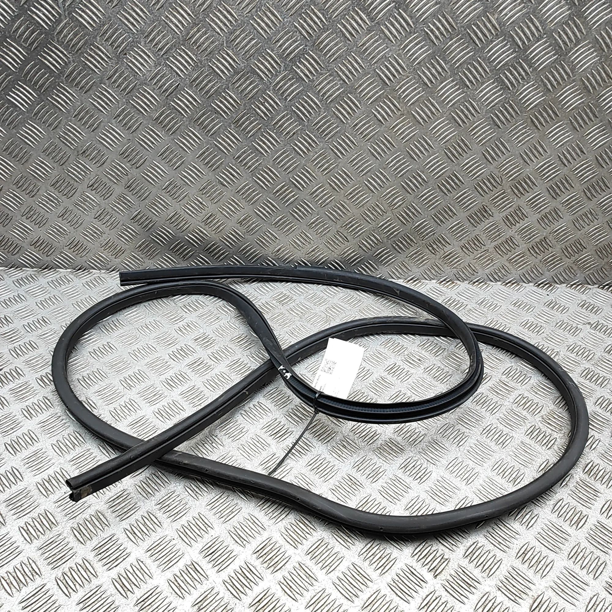 Nissan Leaf Door rubber seal — front left Door rubber seal — front left — NISSAN LEAF (ZE...