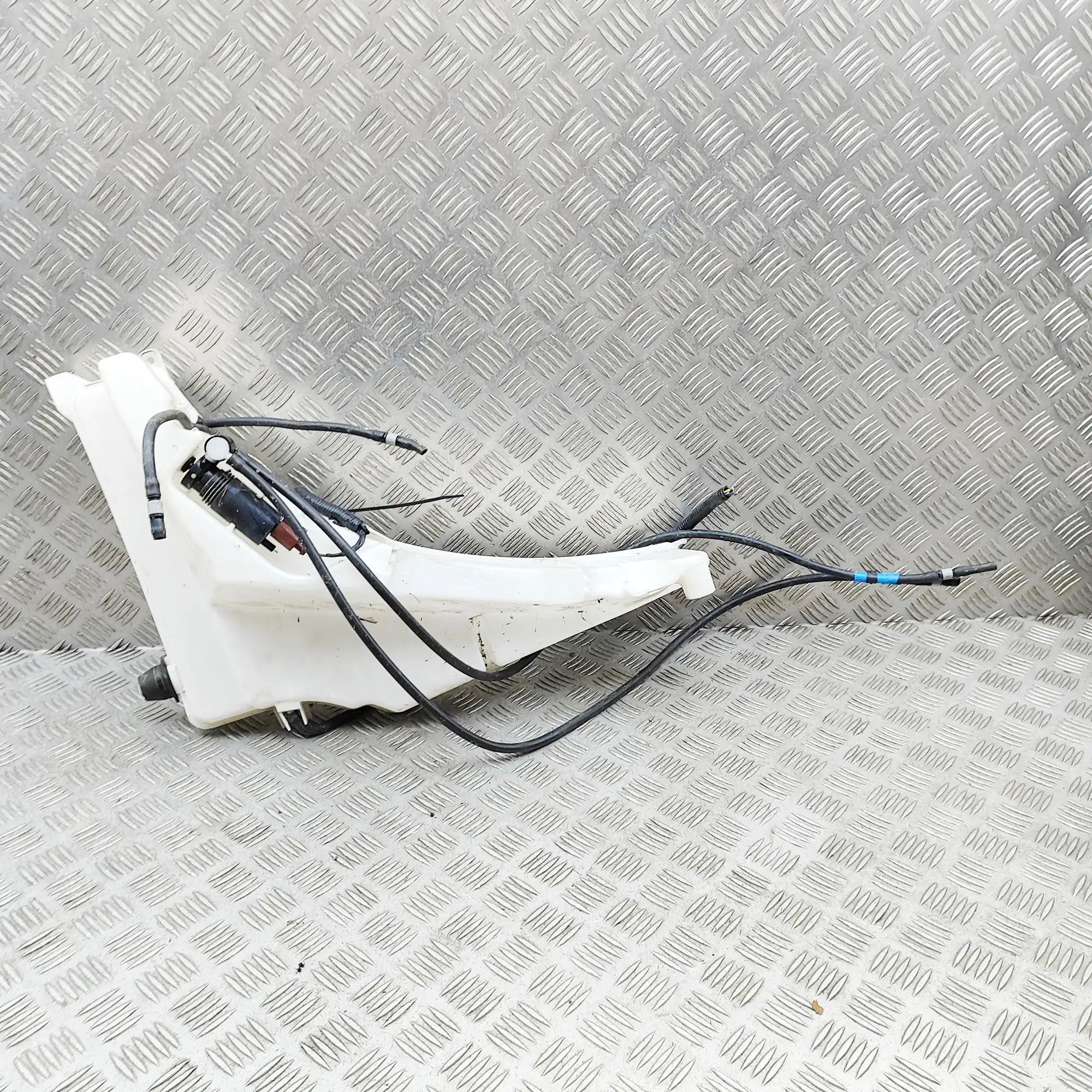Land Rover Discovery Window Washer Tank Window Washer Tank — LAND ROVER DISCOVERY (V L4...