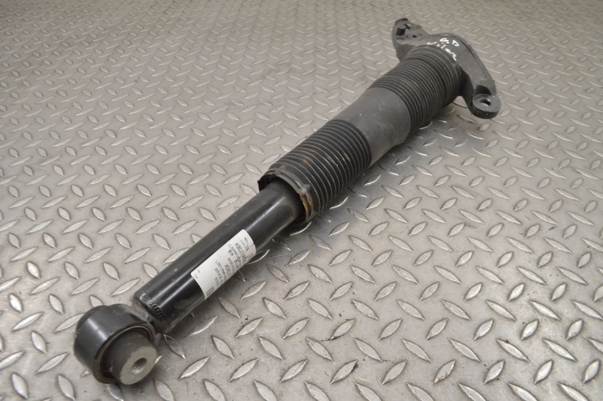 Land Rover Range Rover Evoque Shock absorber — rear right Shock absorber — rear right — LAND ROVER RANGE ...