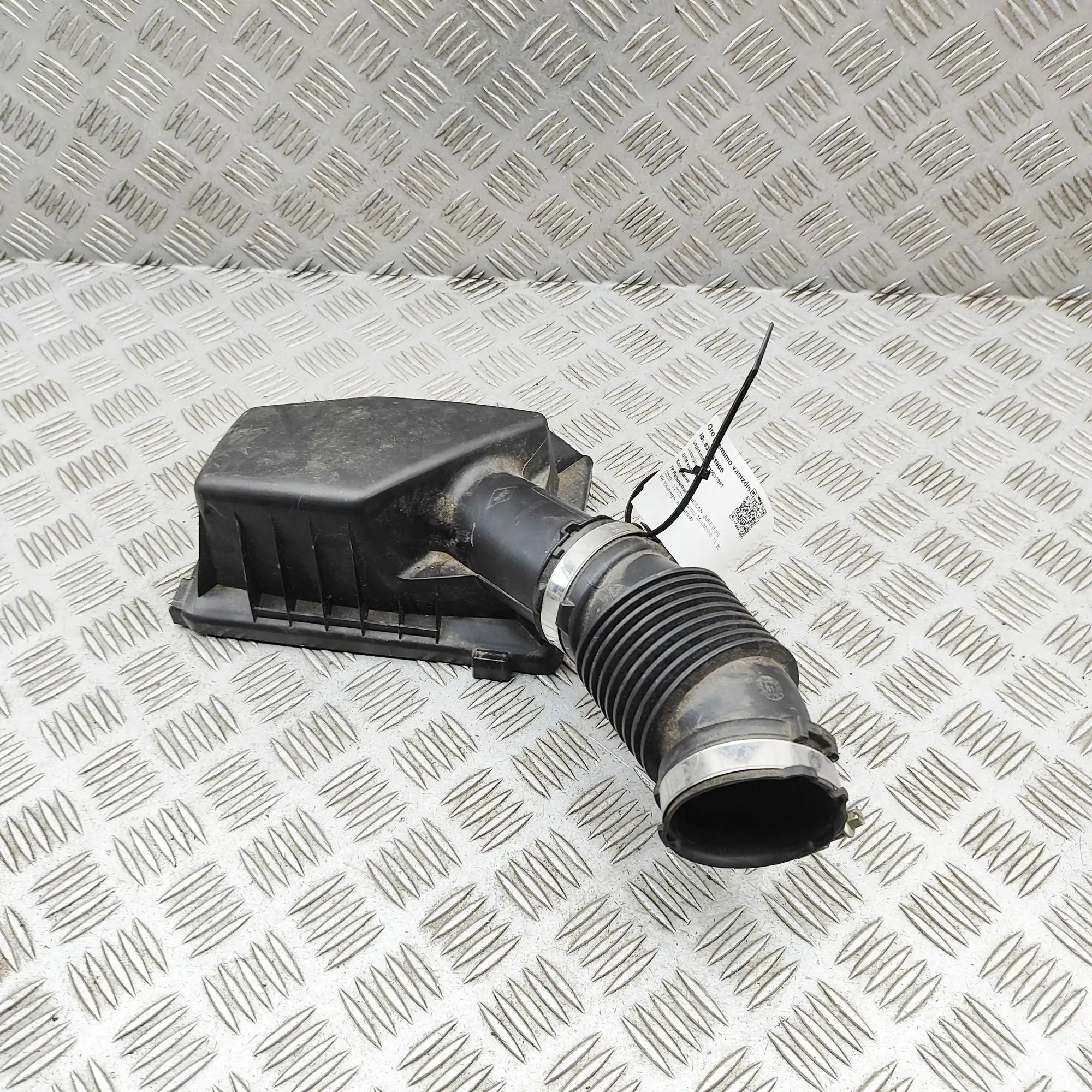 Nissan Juke Air filter housing upper section Air filter housing upper section — NISSAN JUKE ...