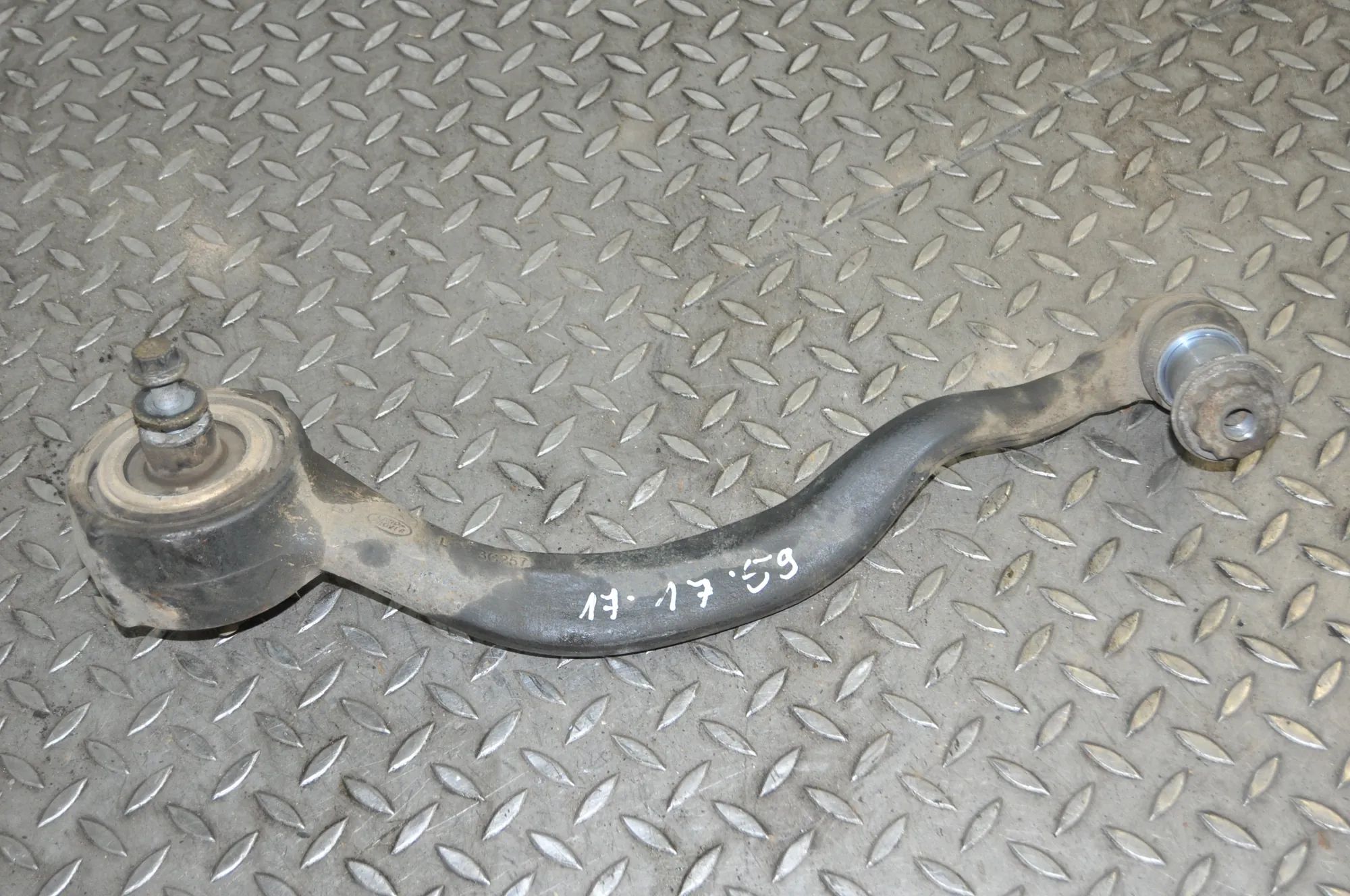 Land Rover Range Rover (L405) Front Left Curved Control Arm Front Left Curved Control Arm — LAND ROVER RANG...
