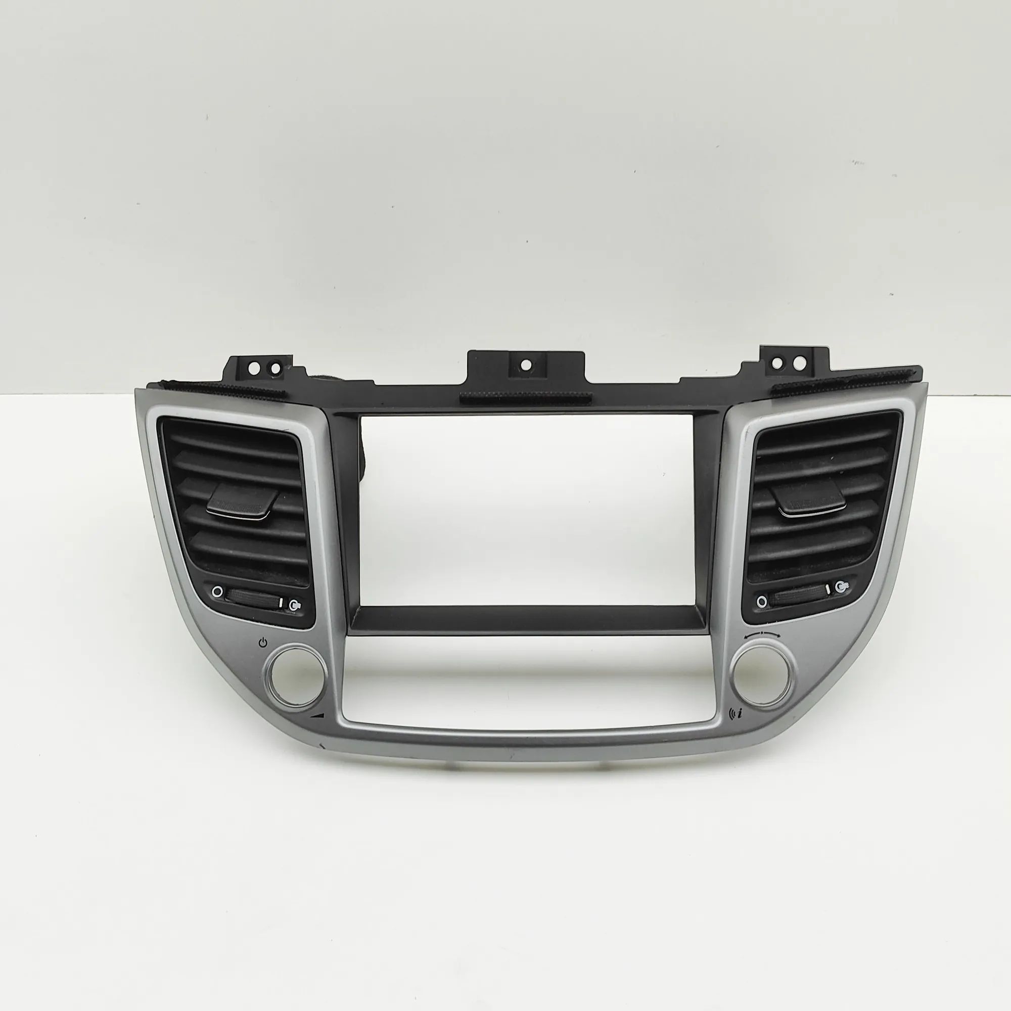 Hyundai Tucson Navigation screen trim Navigation screen trim — HYUNDAI TUCSON (TL, TL...