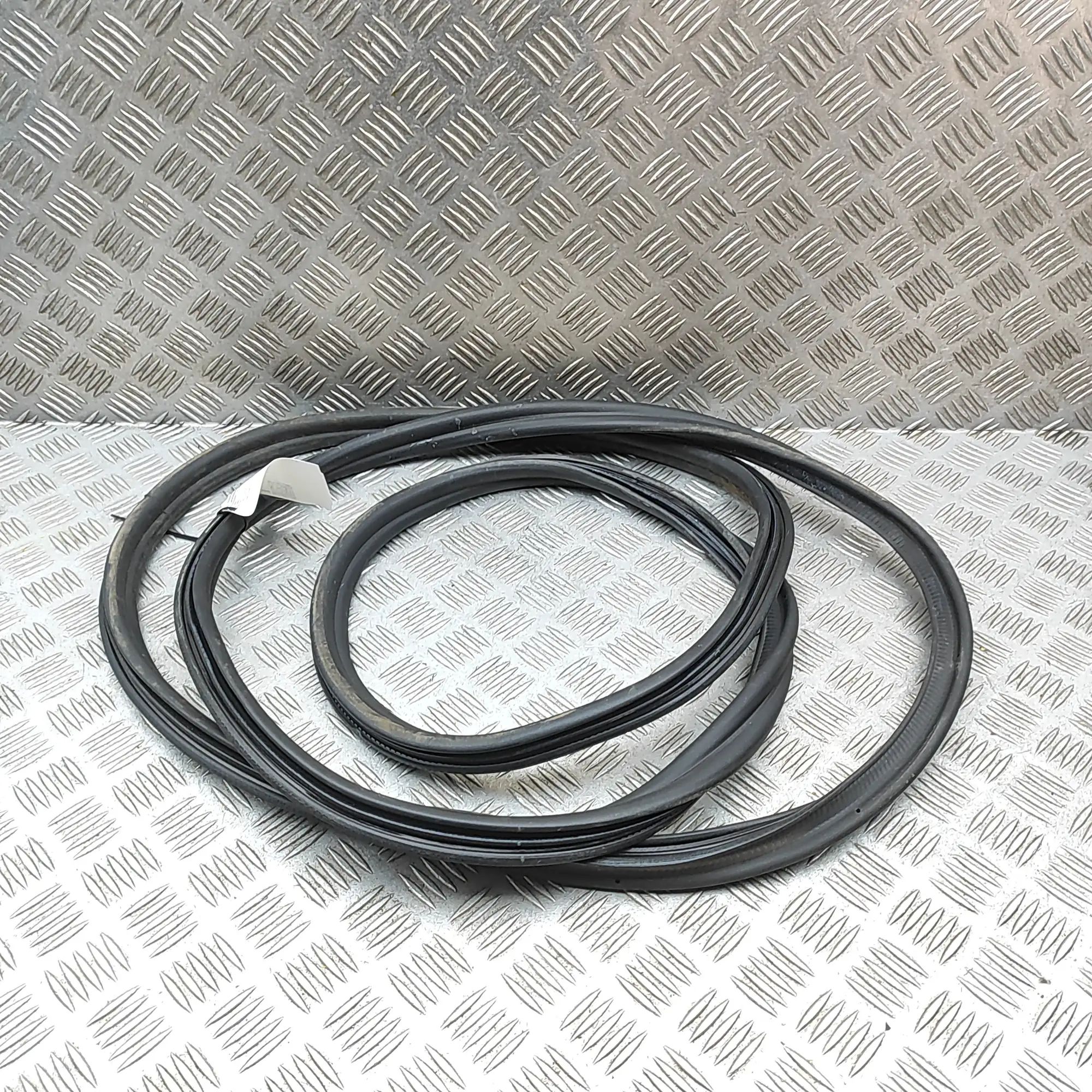 Audi Q5 (GU) Tailgate rubber seal Tailgate rubber seal — AUDI Q5 (GUB) (2025-...)...