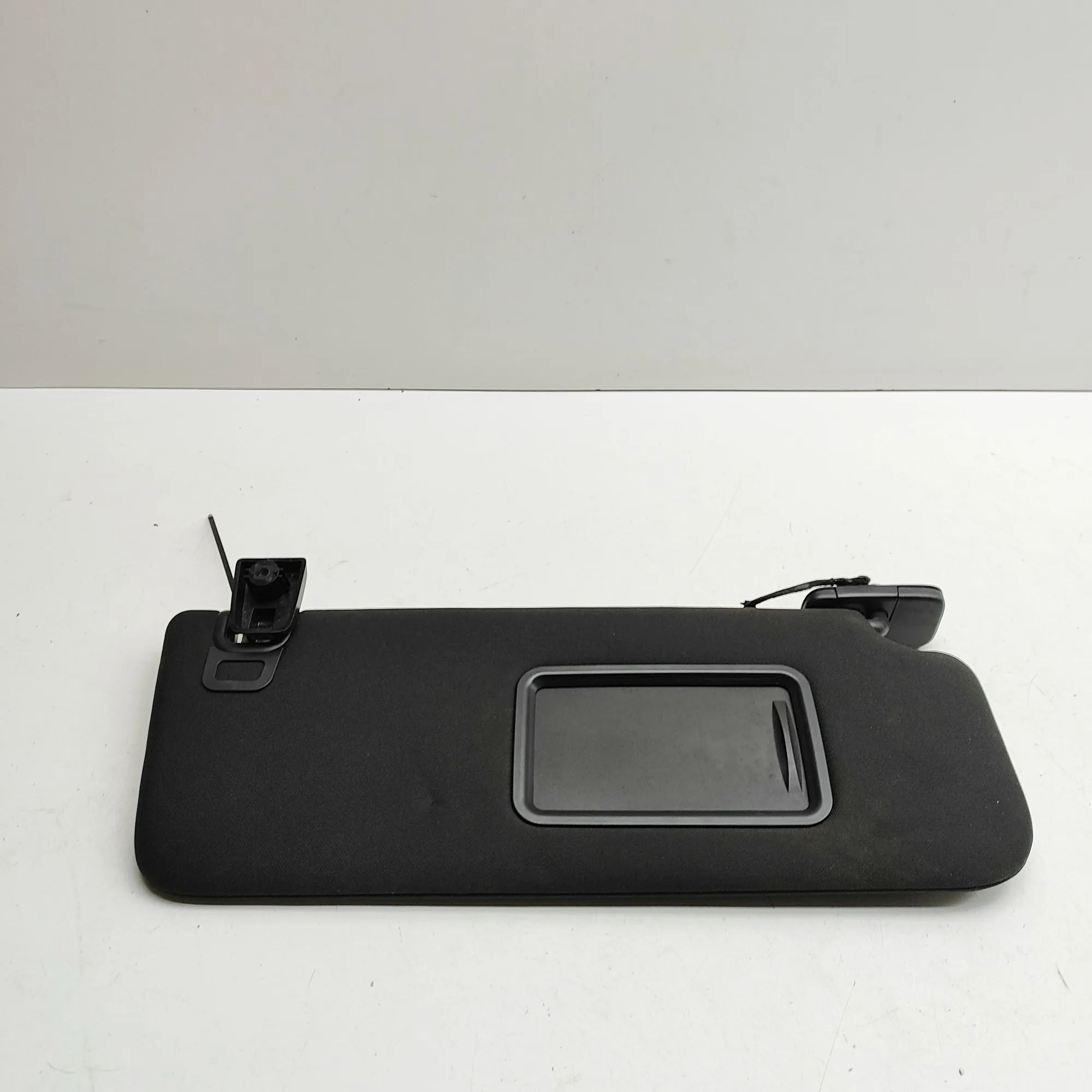 Land Rover Discovery Sun visor — right Sun visor — right — LAND ROVER DISCOVERY (V L46...