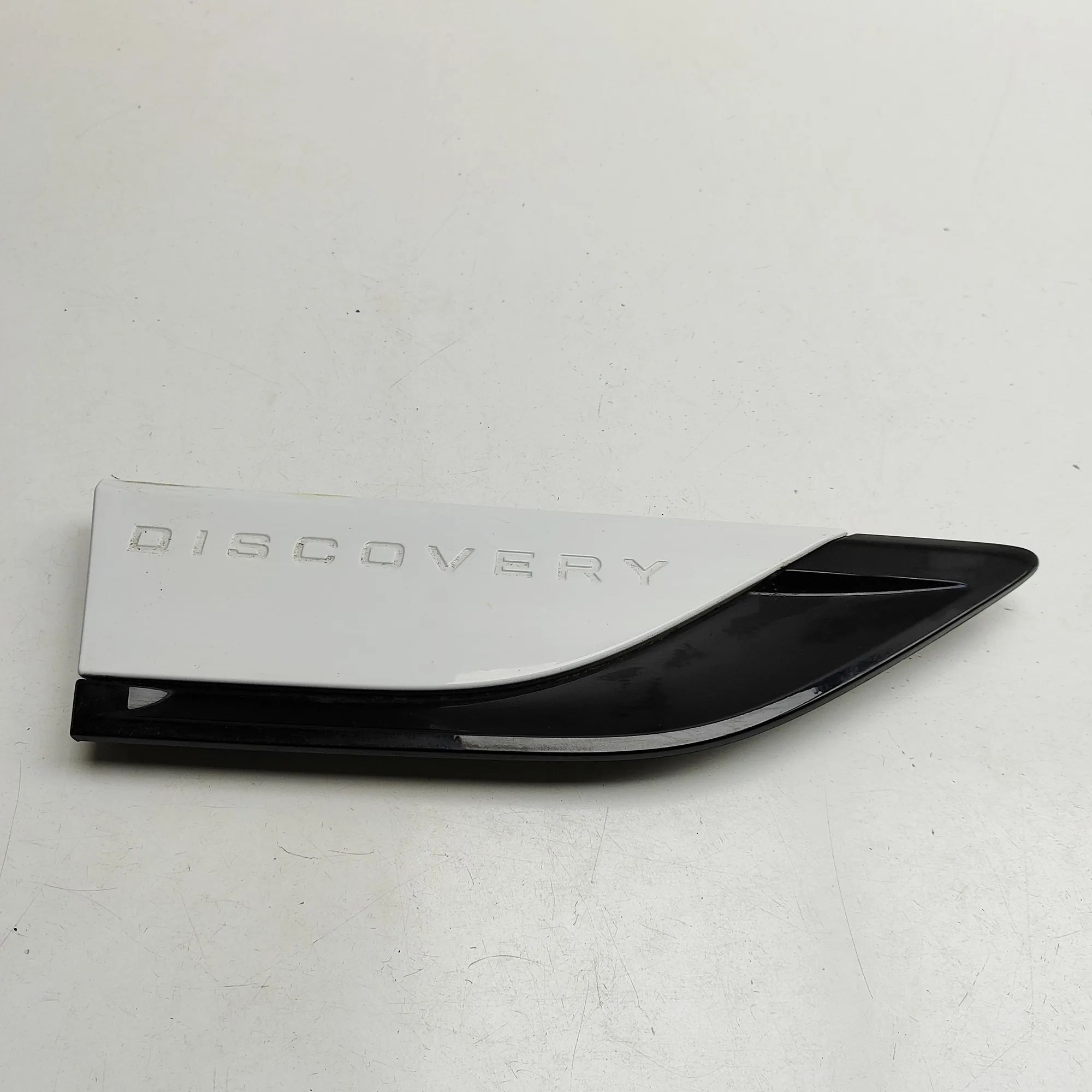 Land Rover Discovery Fender moulding — front right Fender moulding — front right — LAND ROVER DISC...