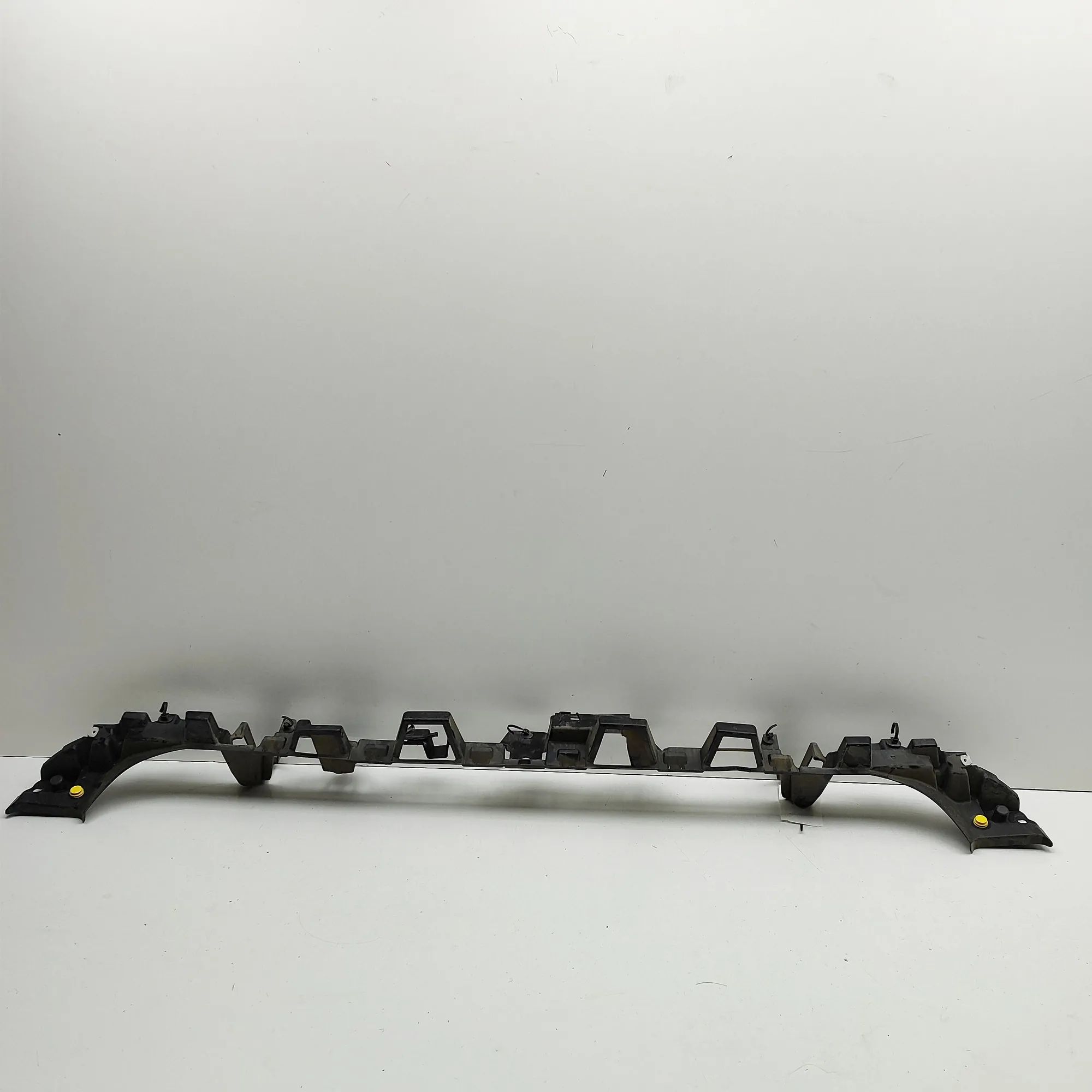 Land Rover Discovery Rear Bumper Middle Bracket Rear Bumper Middle Bracket — LAND ROVER DISCOVE...