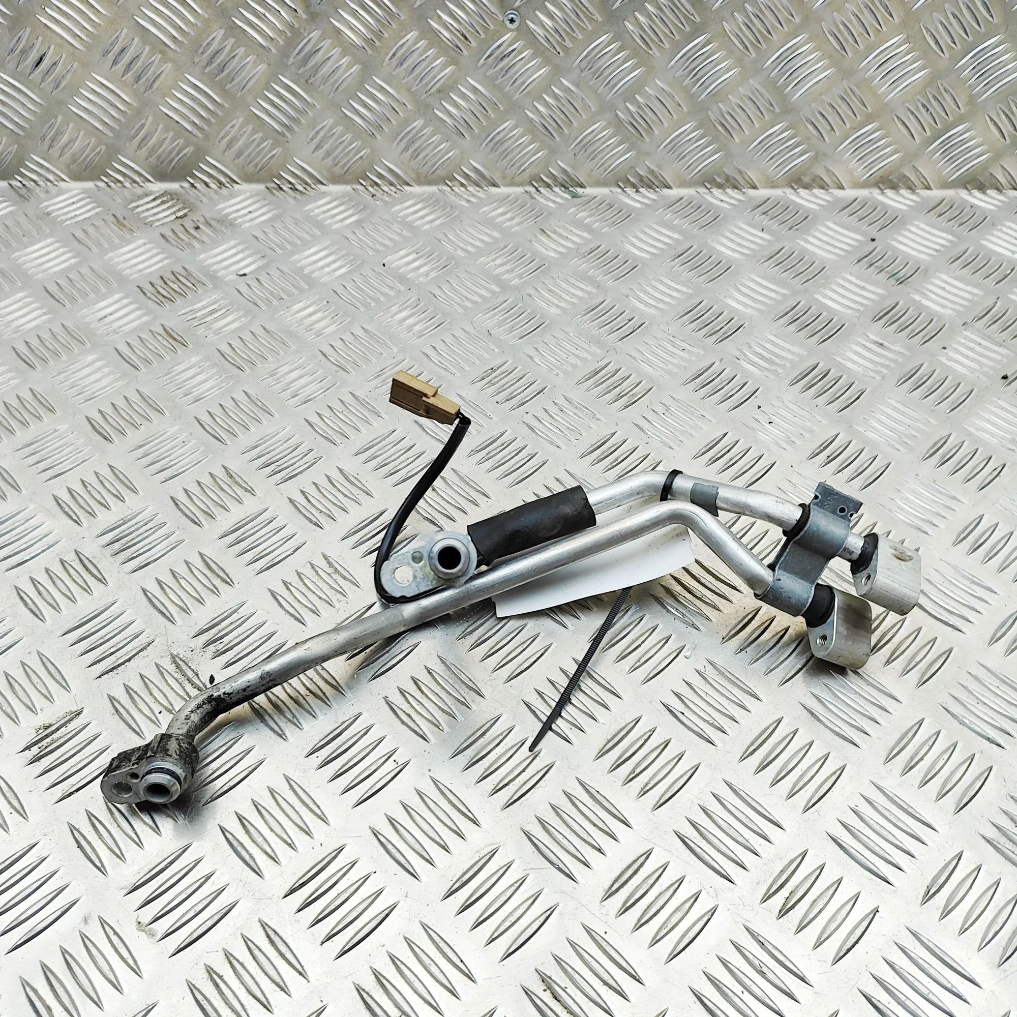 Nissan Leaf A/C Air Con Hose Pipe A/C Air Con Hose Pipe — NISSAN LEAF (ZE1) (2017...