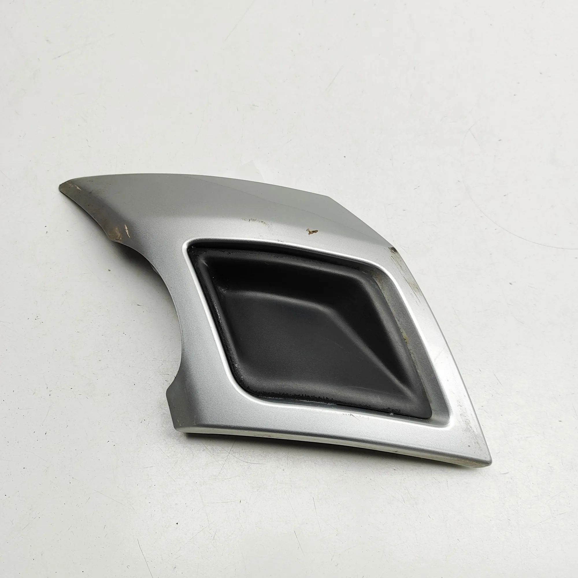Land Rover Discovery Bumper moulding — rear left Bumper moulding — rear left — LAND ROVER DISCOV...