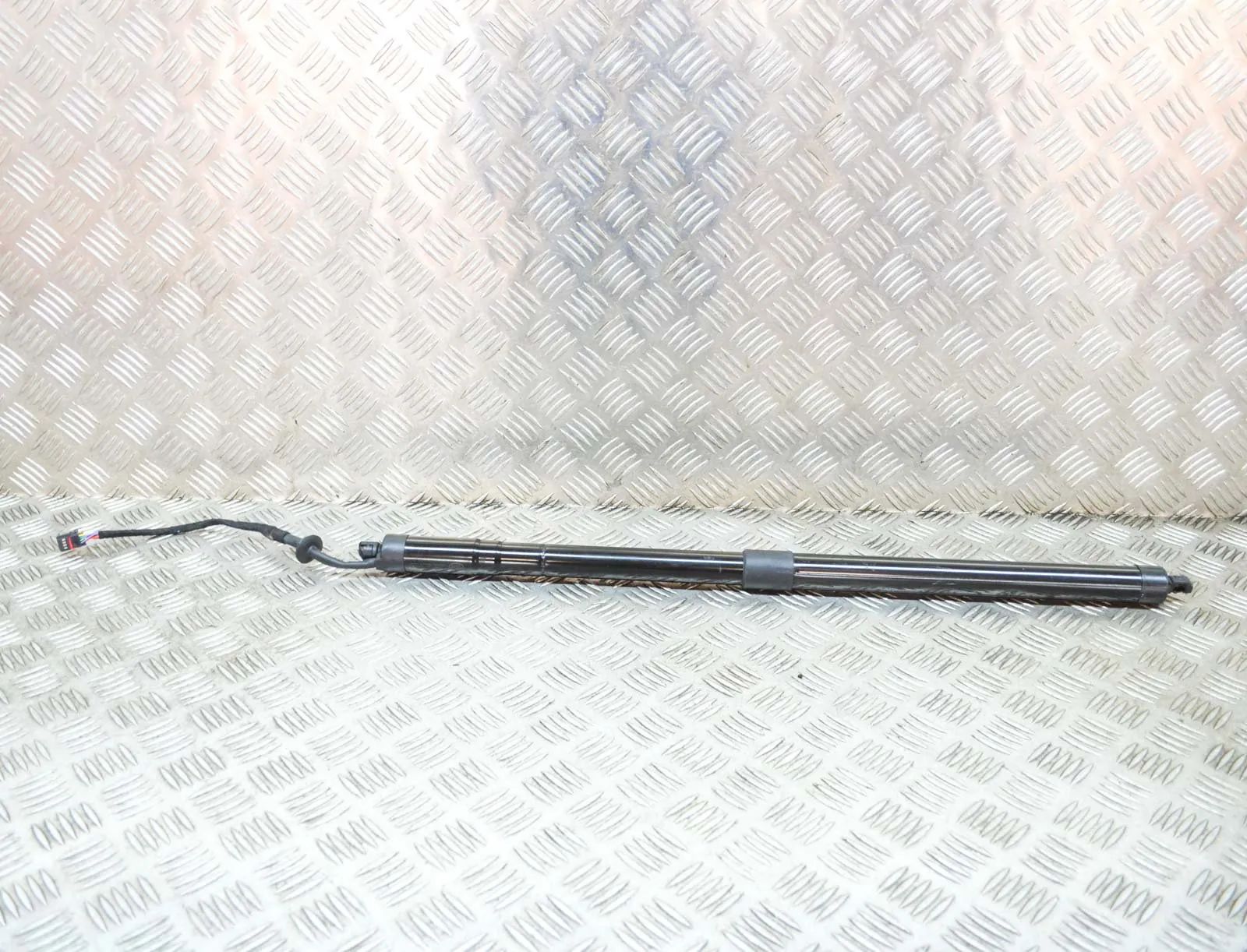 Land Rover Range Rover Sport (L494) Right Side Tailgate Gas Strut Right Side Tailgate Gas Strut — LAND ROVER RANG...