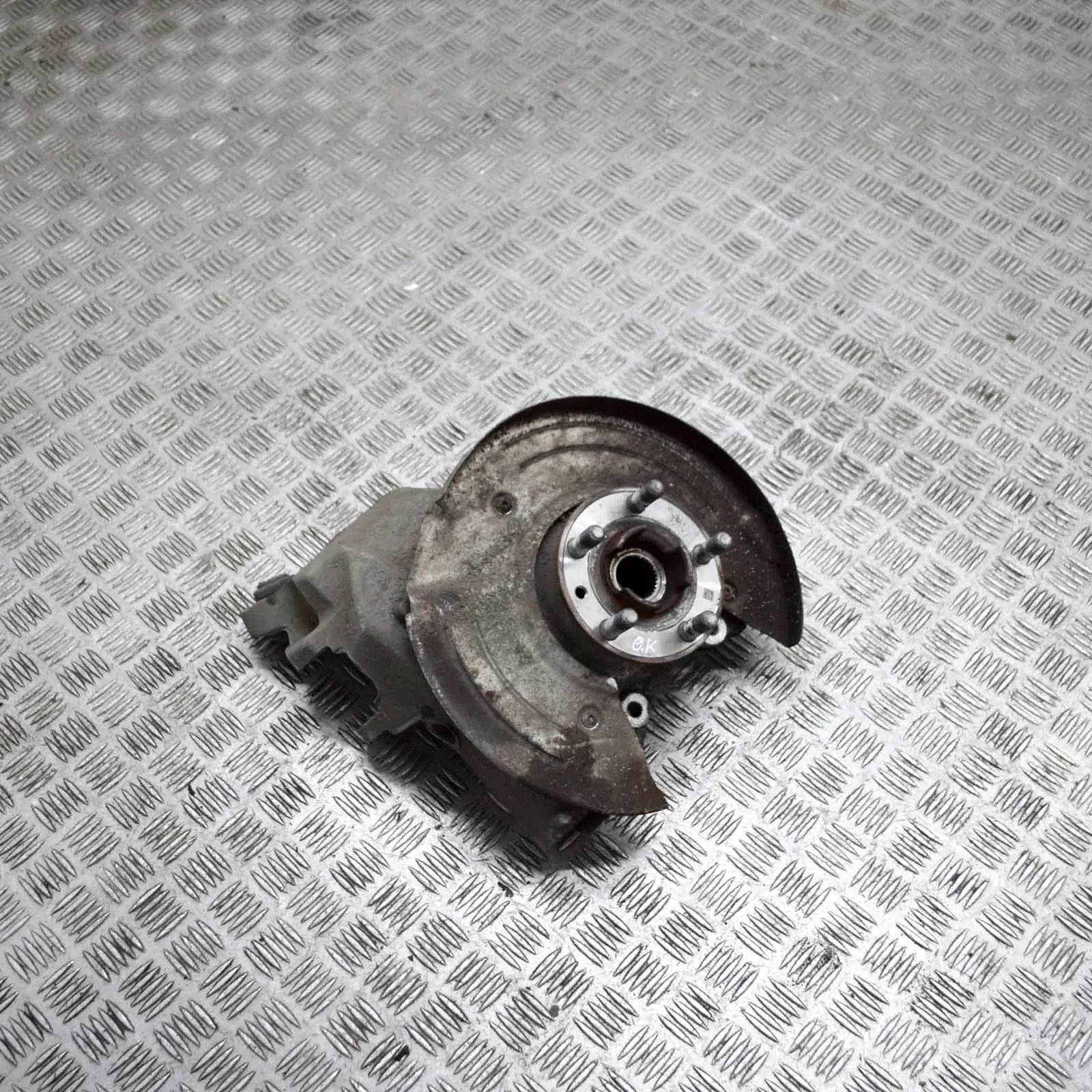 Land Rover Discovery Sport Rear Left Wheel Hub Spindle Rear Left Wheel Hub Spindle — LAND ROVER DISCOV...