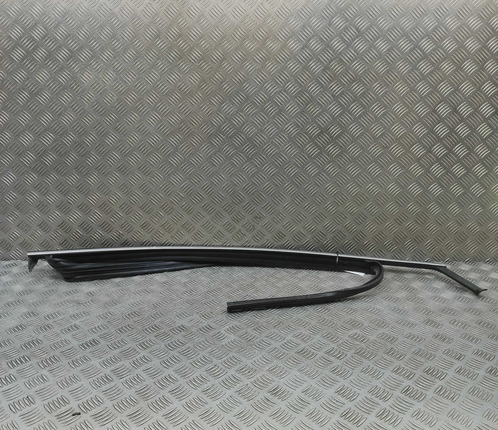 Skoda Elroq  Upper door trim strip — front right Upper door trim strip — front right — SKODA ELR...