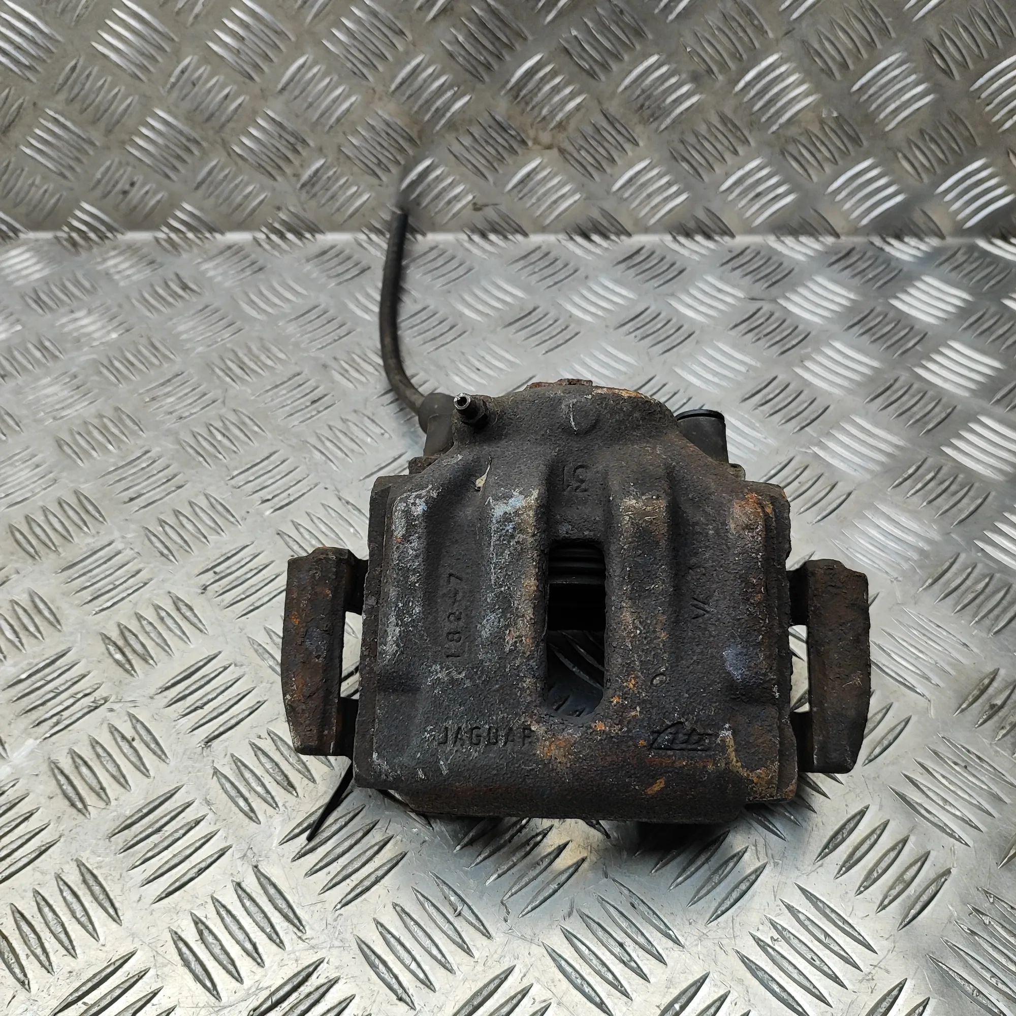 Jaguar XK Brake caliper — front left Brake caliper — front left — JAGUAR XK (8 Coupe...