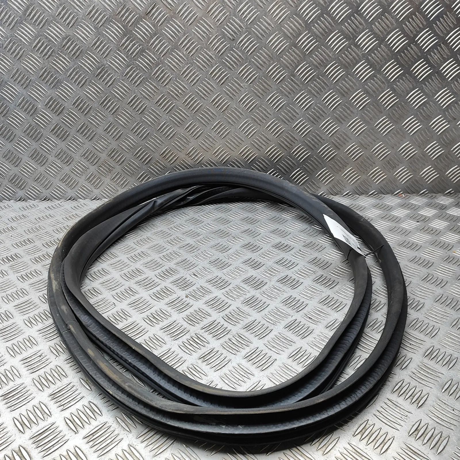 Land Rover Discovery Door rubber seal — front left Door rubber seal — front left — LAND ROVER DISC...