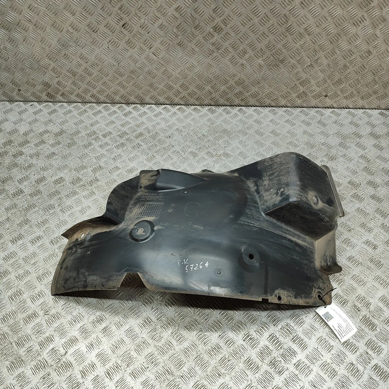 Renault Master Wheel arch liner — front — left — rear section Wheel arch liner — front — left — rear section ...