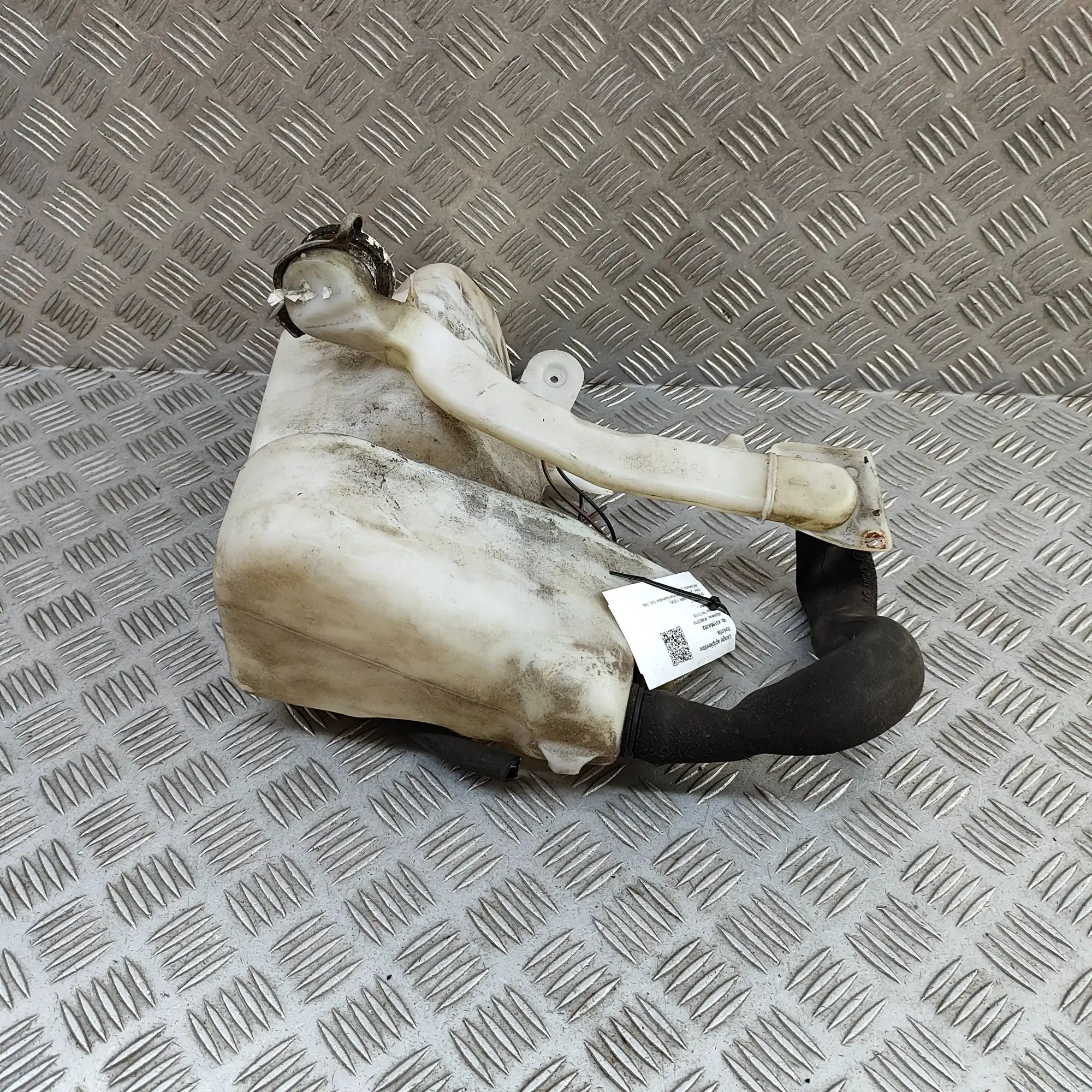 BMW 7 (E38) Window Washer Tank Window Washer Tank — BMW 7 (E38) (1994-2001) — ...