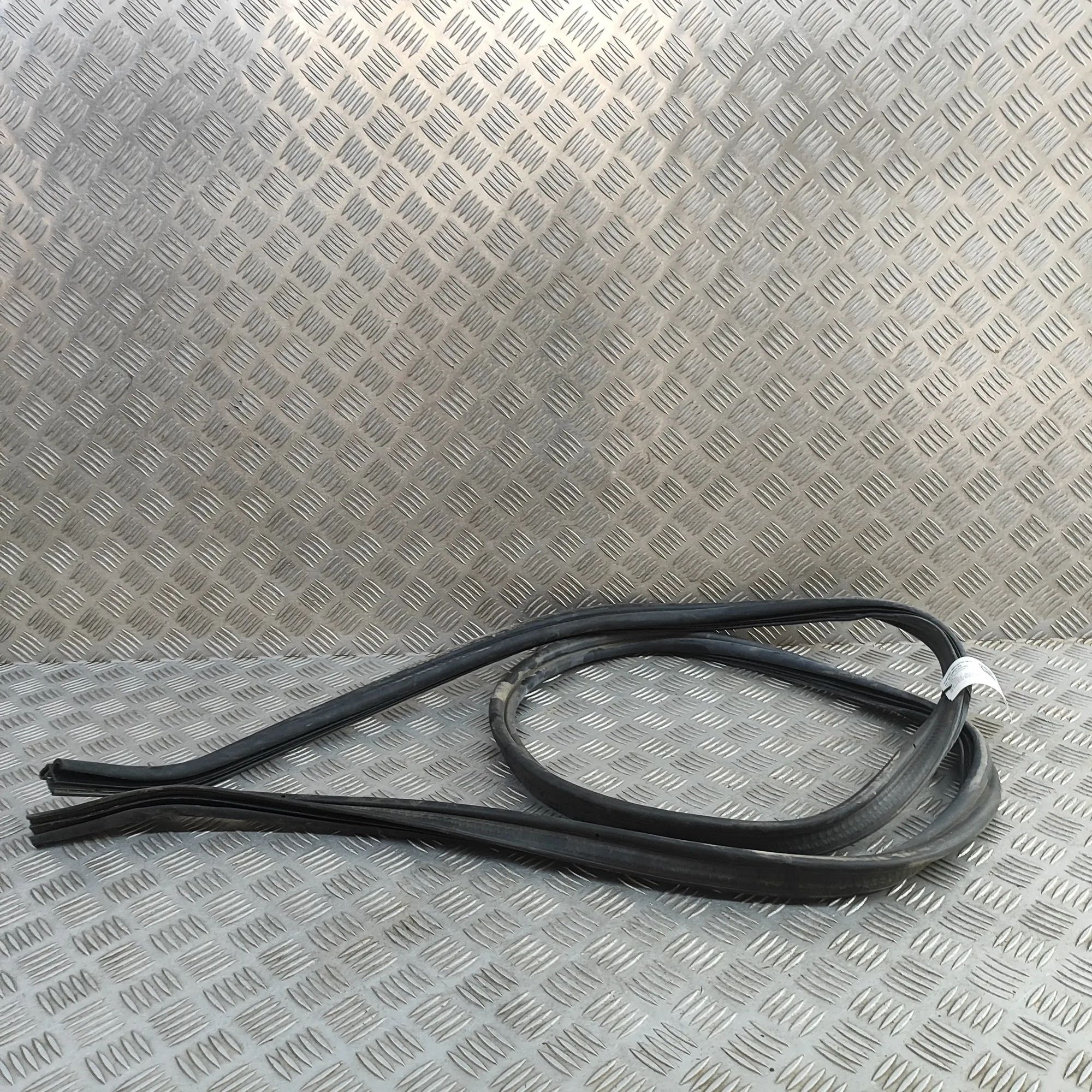 Renault Megane Tailgate rubber seal Tailgate rubber seal — RENAULT MEGANE (CC EZ0/1...