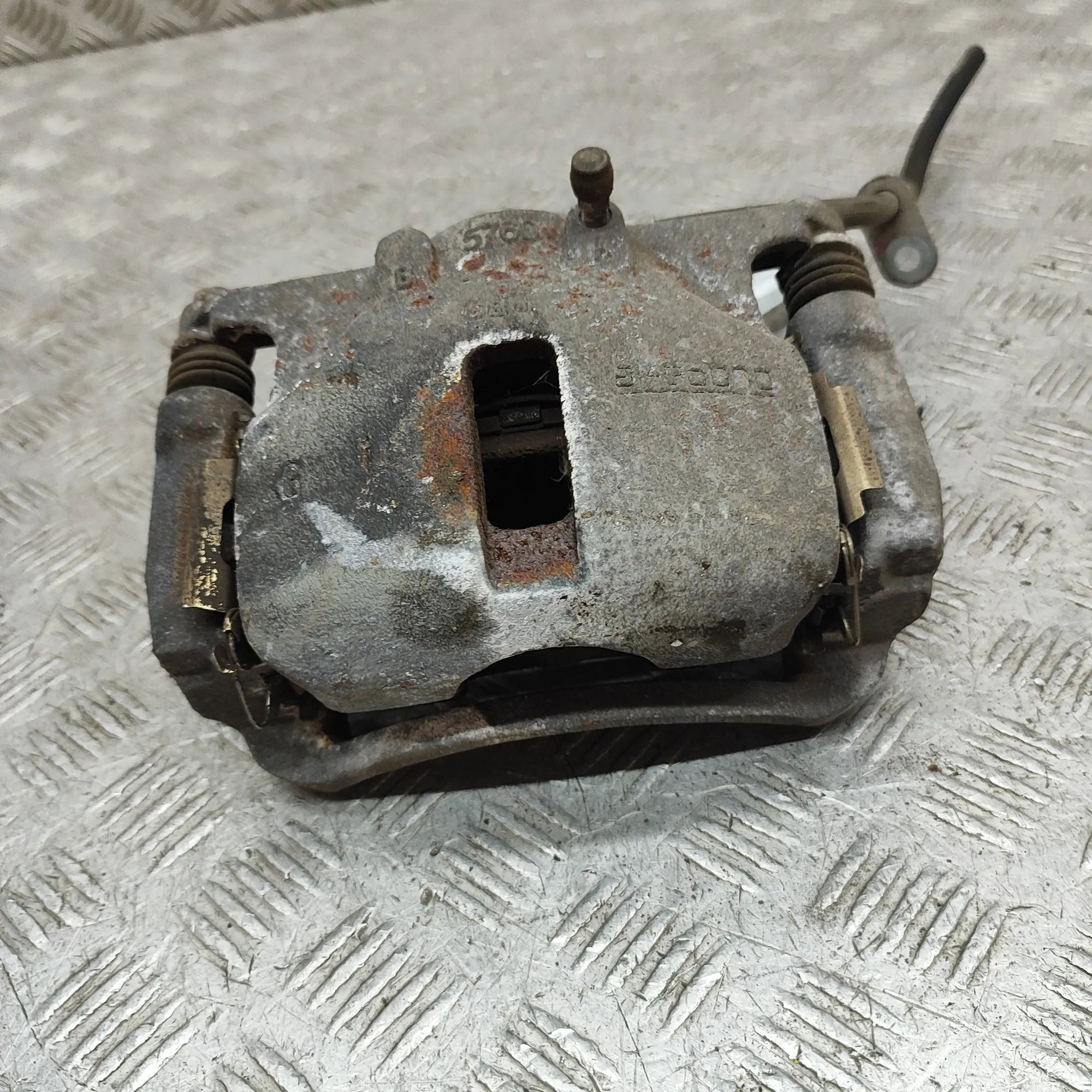 Suzuki Grand Vitara Brake caliper — front left Brake caliper — front left — SUZUKI VITARA (LY)...