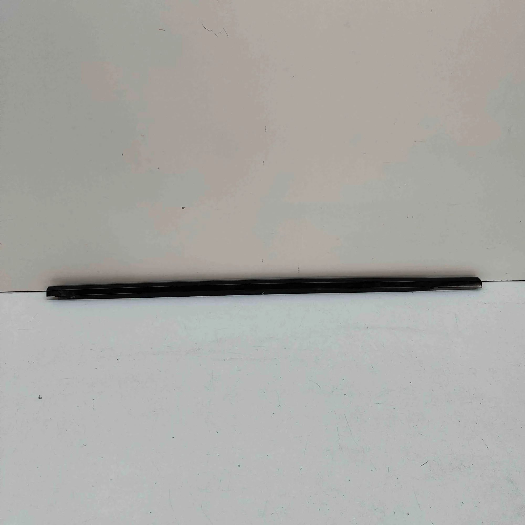 Land Rover Range Rover Velar Door window moulding — front — right Door window moulding — front — right — LAND ROV...