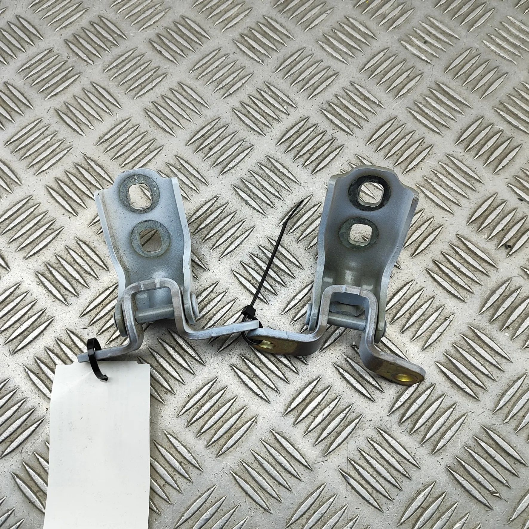 Chevrolet Malibu Door hinge set — front left