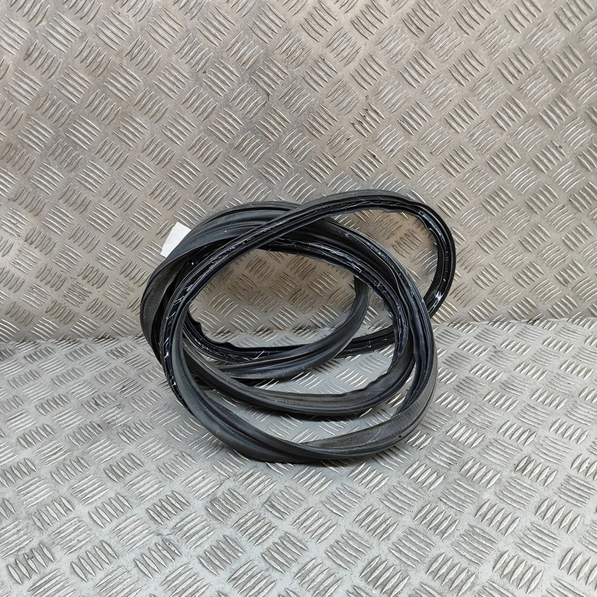 Mazda 3 (BP) Tailgate rubber seal Tailgate rubber seal — MAZDA CX-3 (0 DM) (2019-...