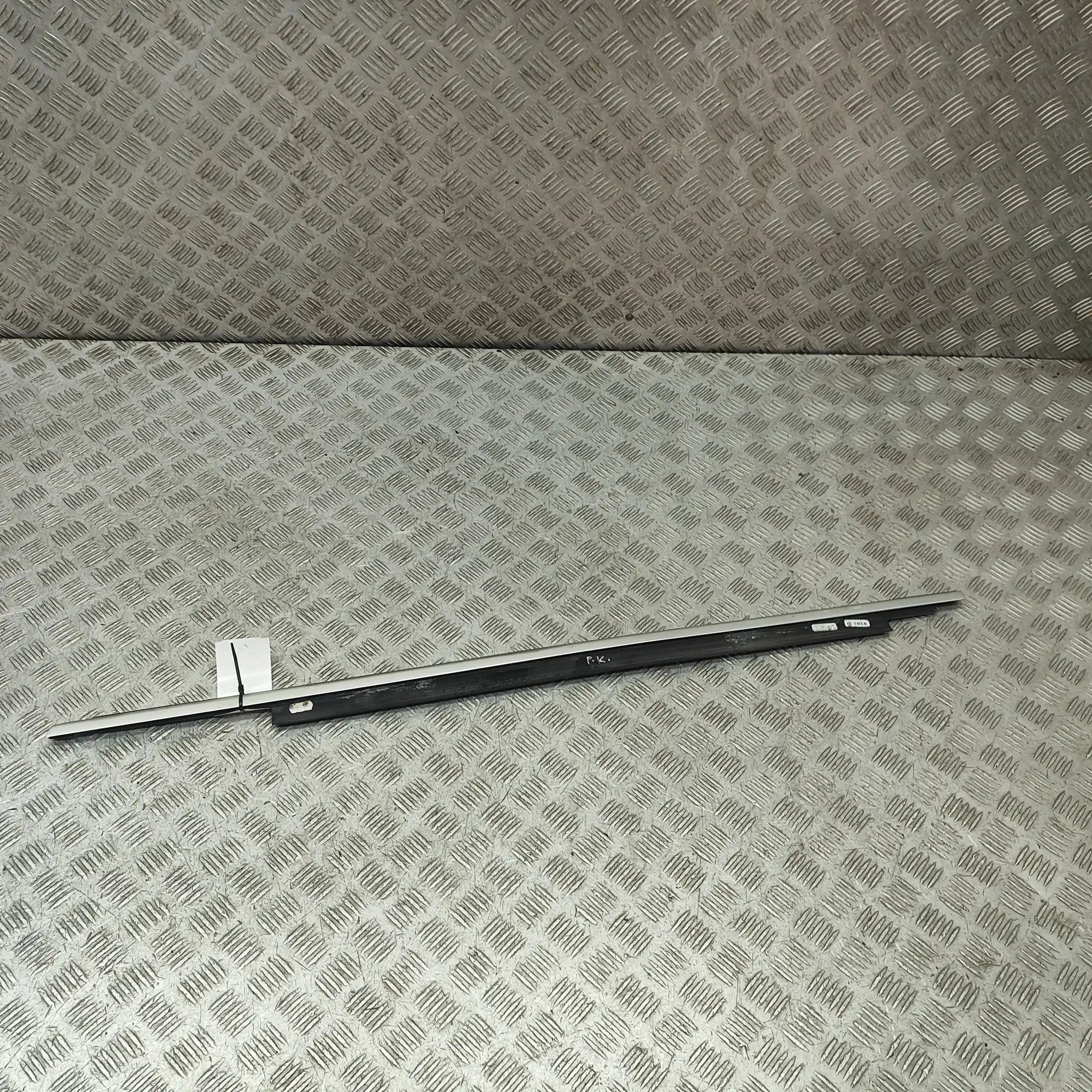 Audi Q3 (8U) Door window strip — front left Door window strip — front left — AUDI Q3 (8U) (...