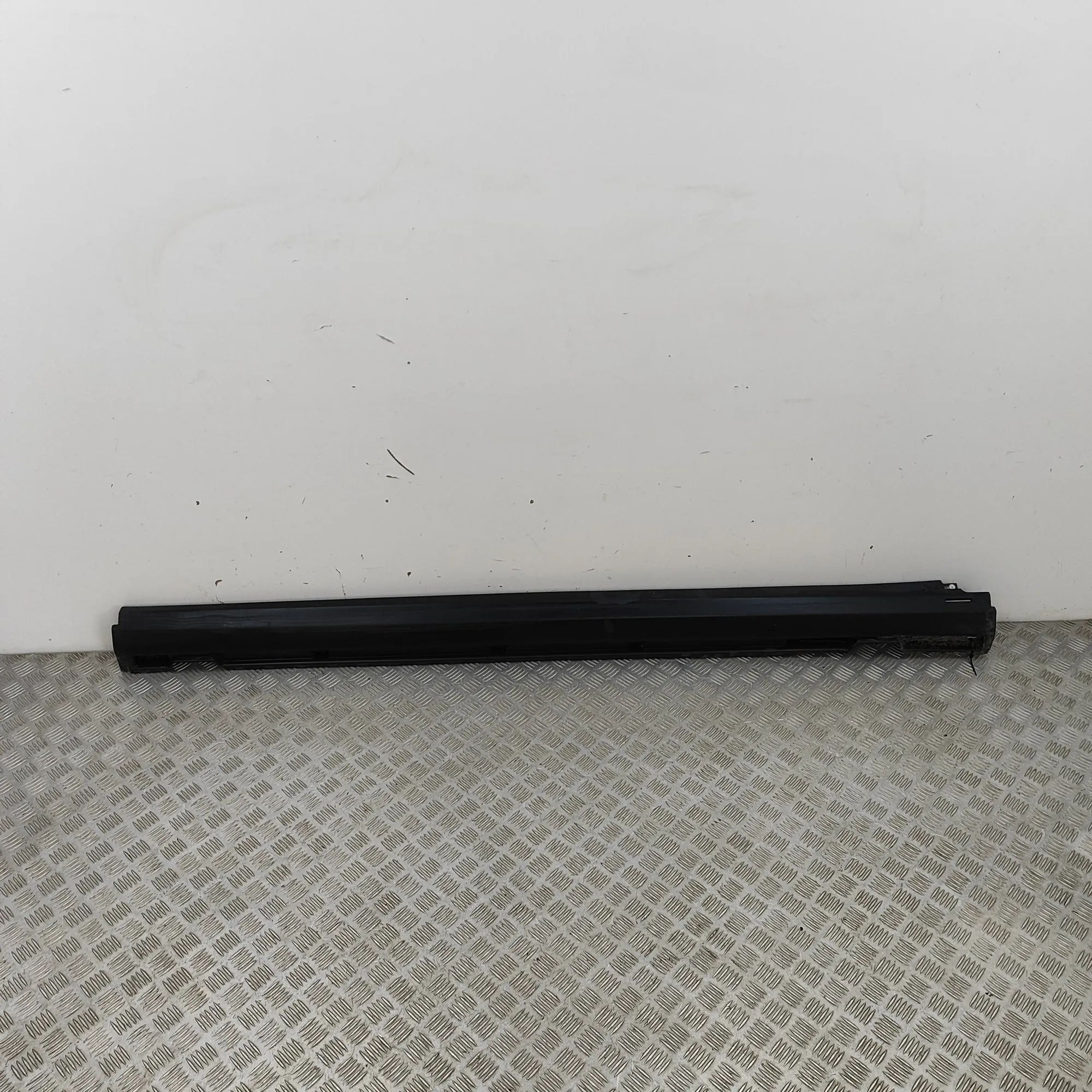 Land Rover Range Rover Evoque Right Side Plastic Sideskirt Cover Right Side Plastic Sideskirt Cover — LAND ROVER...